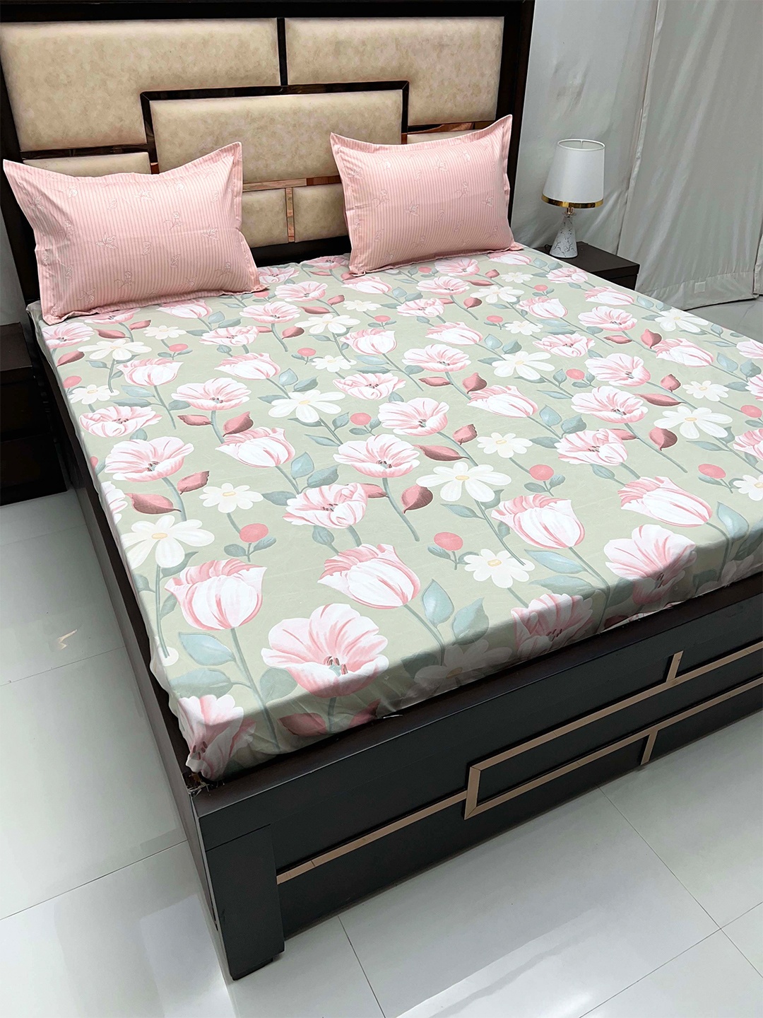 

Pure Decor Green & Pink Floral 180 TC Fitted Super King Bedsheet with 2 Pillow Covers