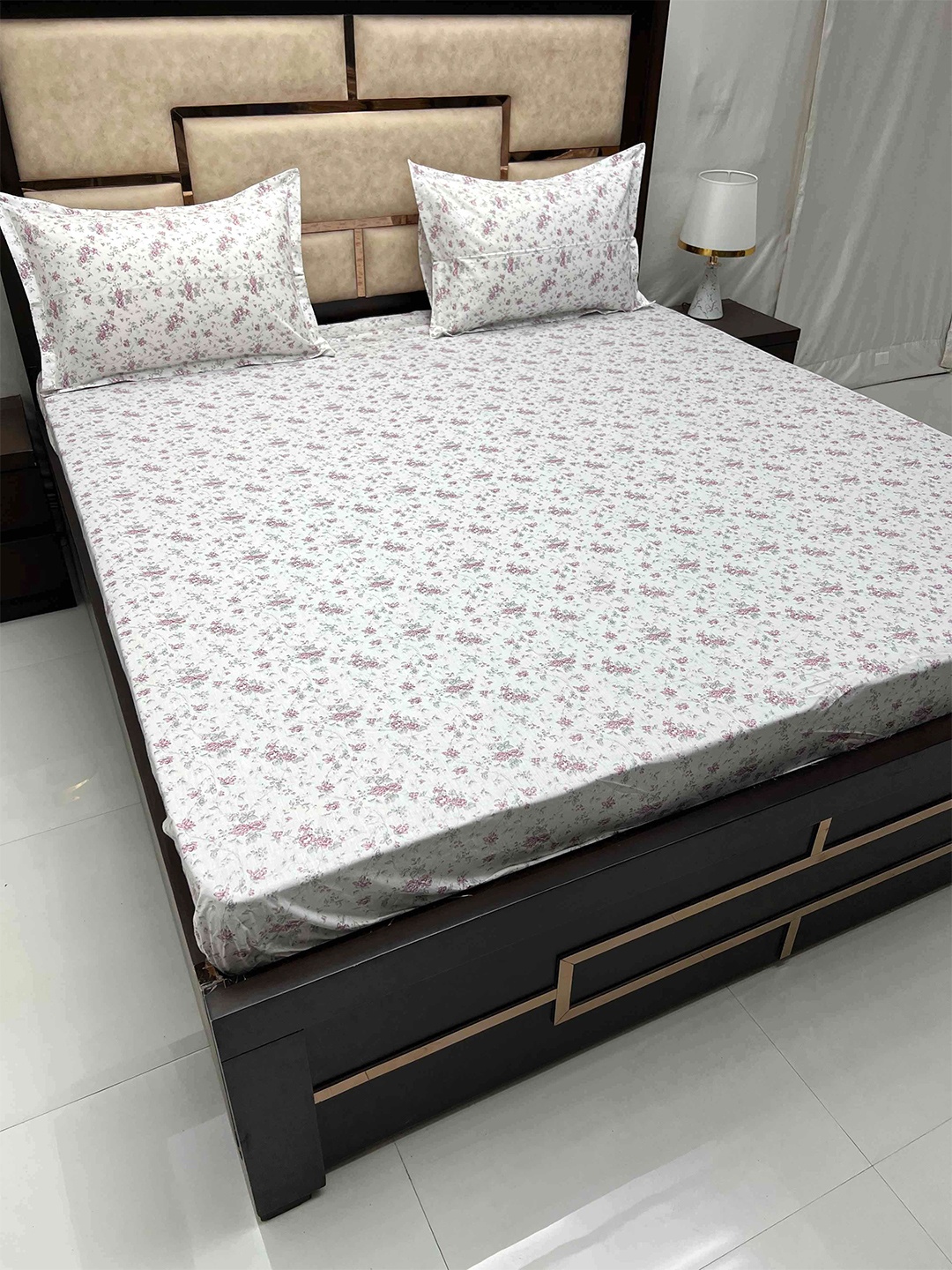

Pure Decor Pink & White Floral Cotton 300 TC King Bedsheet With 2 Pillow Covers