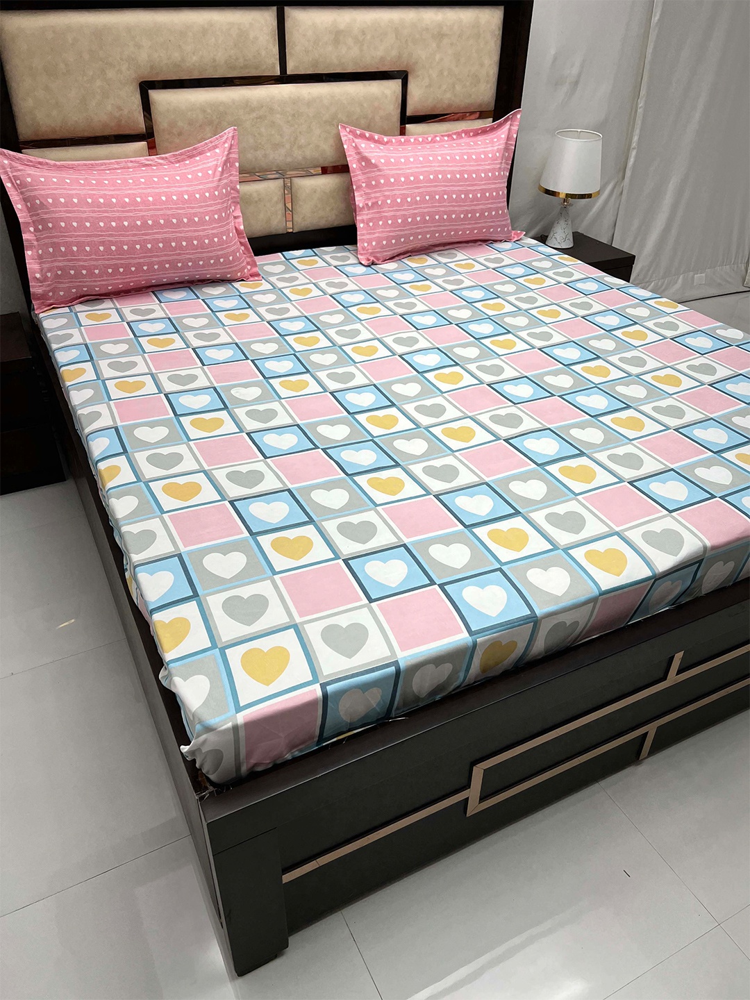 

Pure Decor Manor White & Pink Geometric 180 TC Fitted King Bedsheet with 2 Pillow Covers