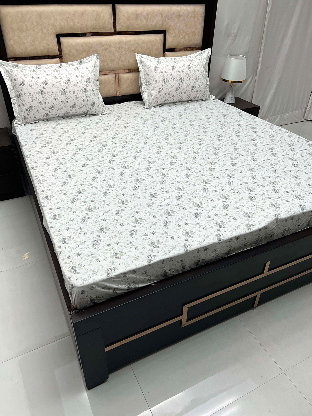 

Pure Decor Gem White Floral Cotton Fitted 300 TC Super King Bedsheet & 2 Pillow Covers, Grey