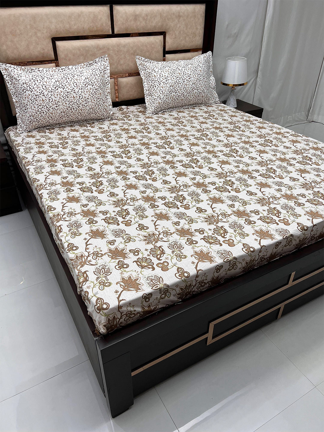 

Pure Decor Sapphire White Floral Cotton Fitted 300TC Super King Bedsheet & 2 Pillow Covers, Brown