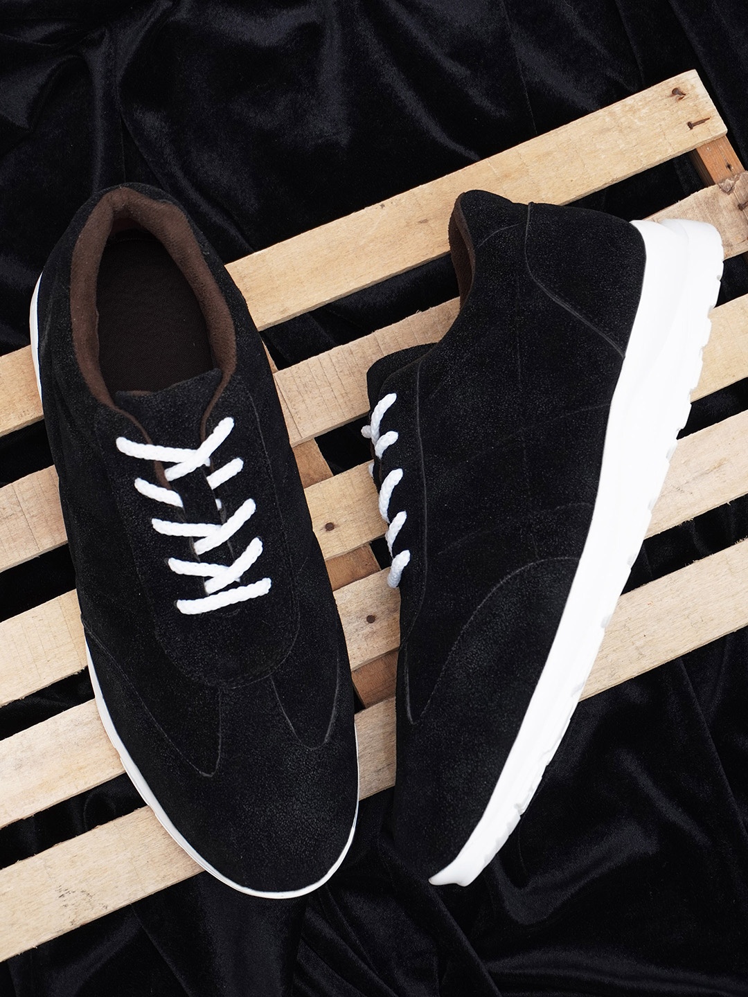 

LEONCINO Men Lightweight Suede Contrast Sole Sneakers, Black