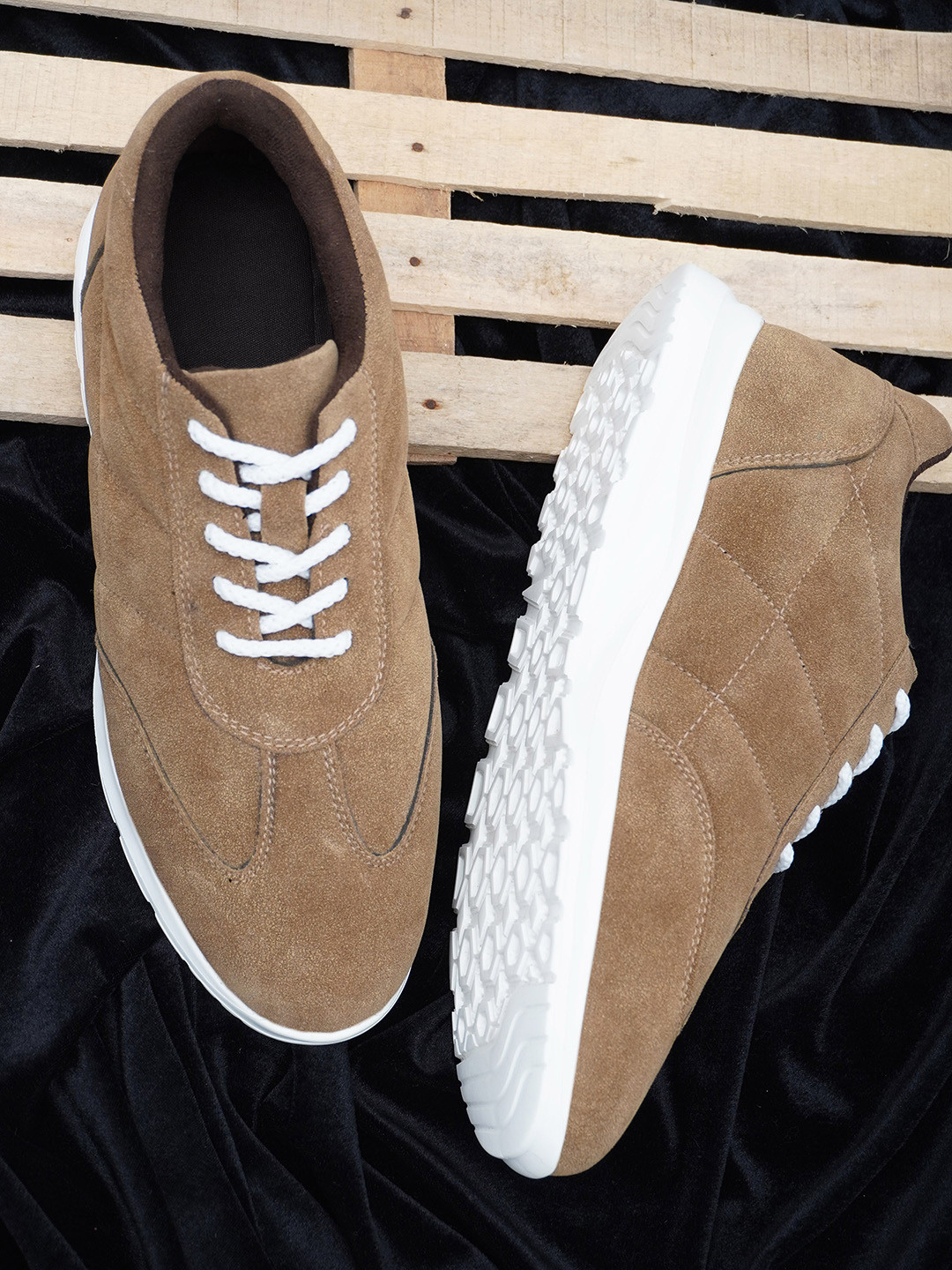

LEONCINO Men Lightweight Suede Contrast Sole Sneakers, Cream
