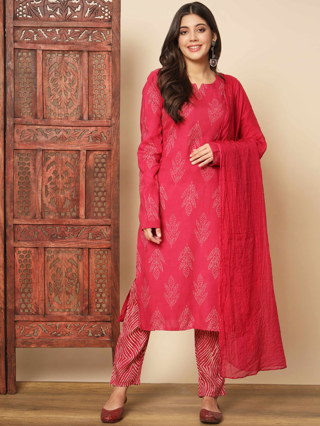 

Vbuyz Floral Printed Kurta With Trousers & Dupatta, Pink
