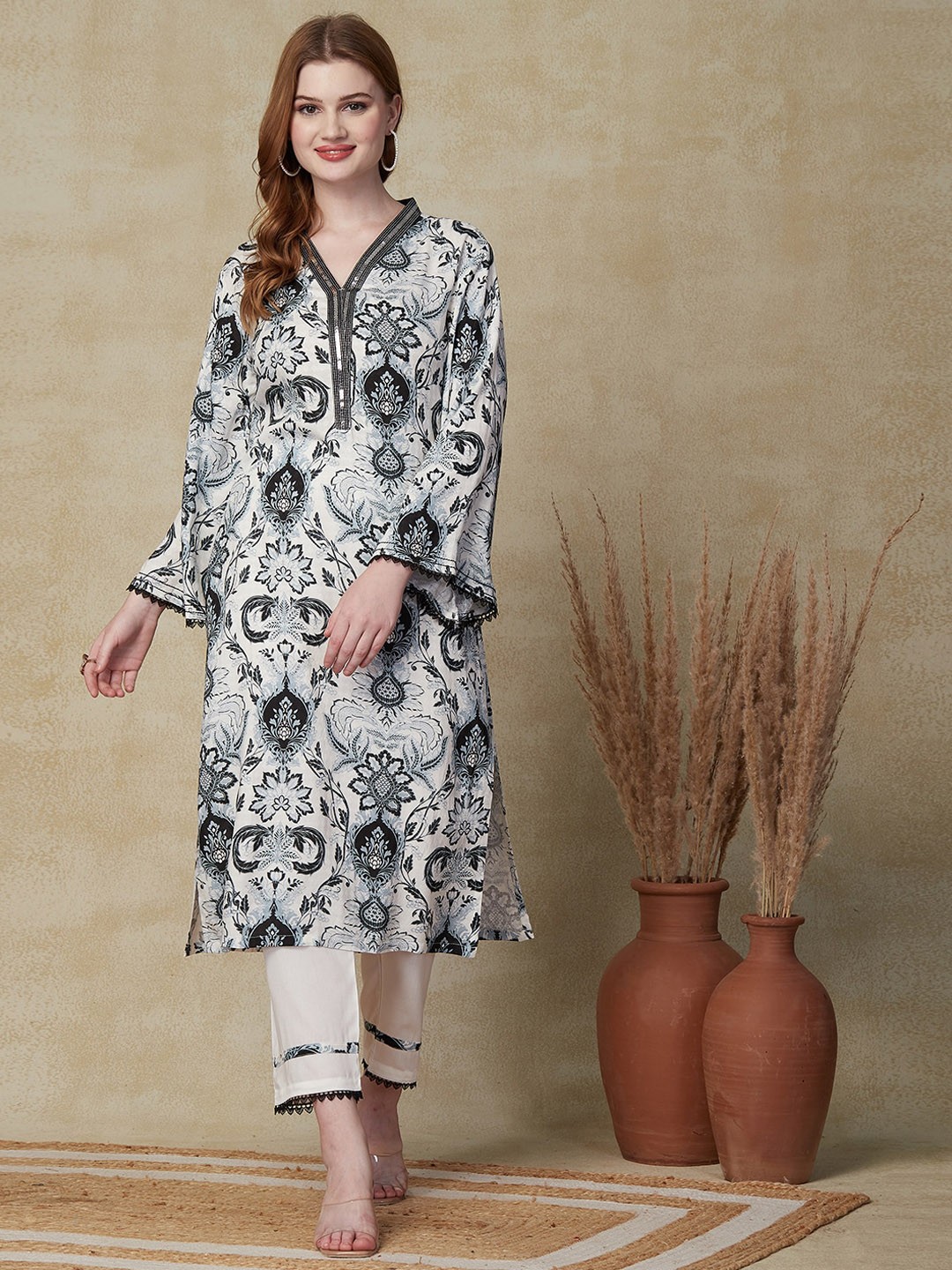 

FASHOR Women White Floral Printed Regular Kurta with Trousers