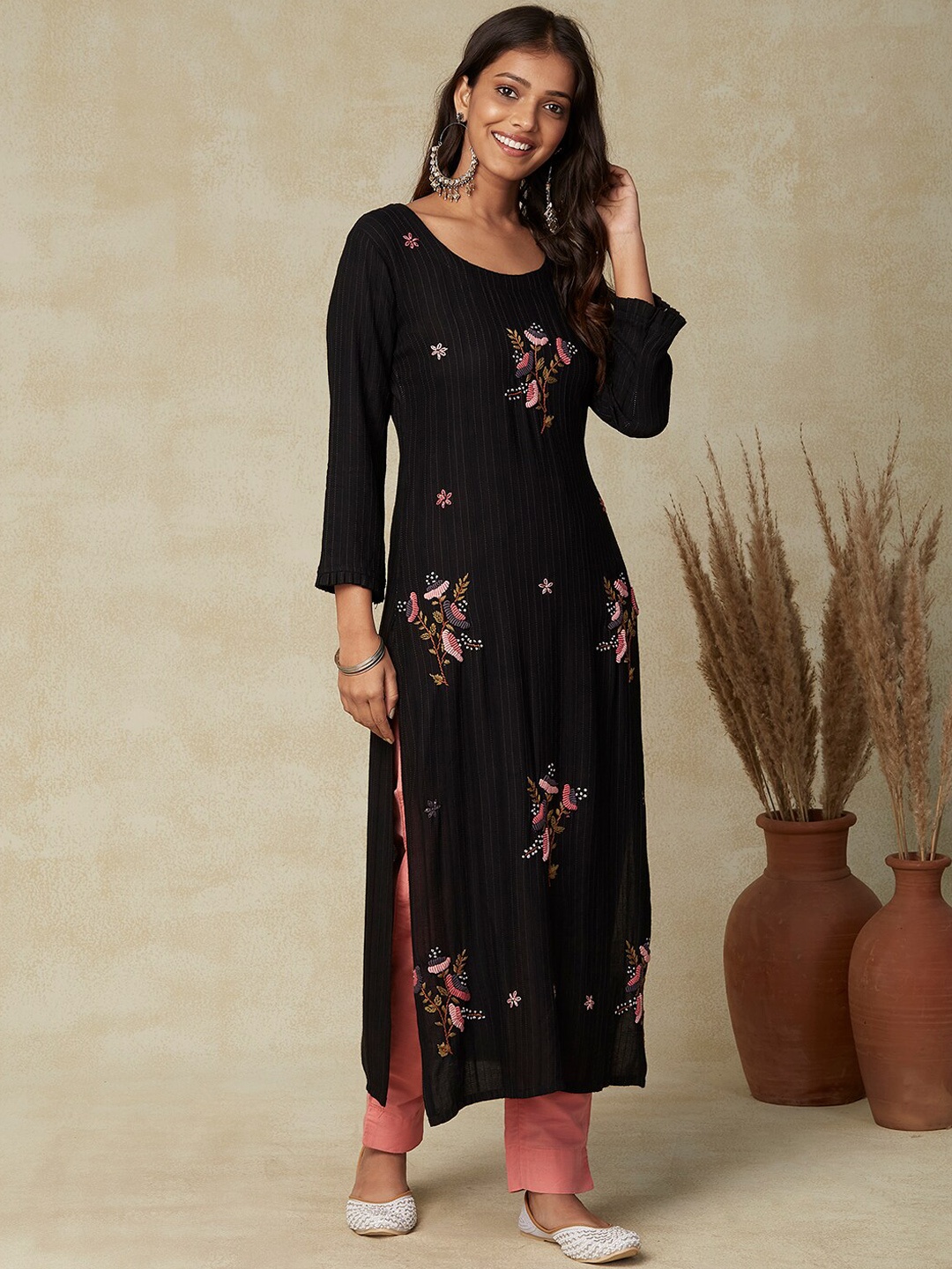 

FASHOR Floral Embroidered Thread Work Kurta, Black