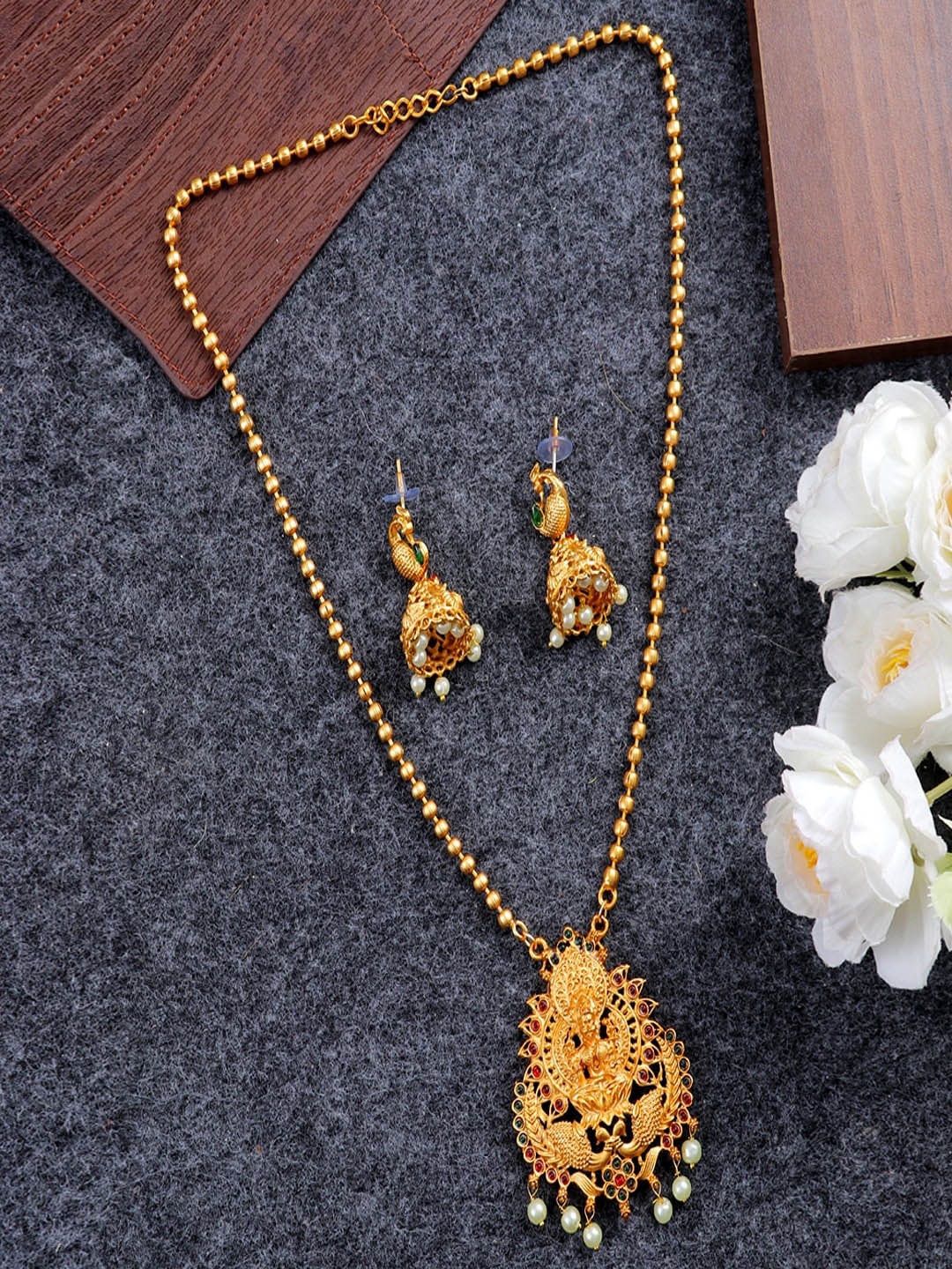 

UNIVERSITY TRENDZ Gold Plated Stone Studded & Pearl Beaded Jewellery Set