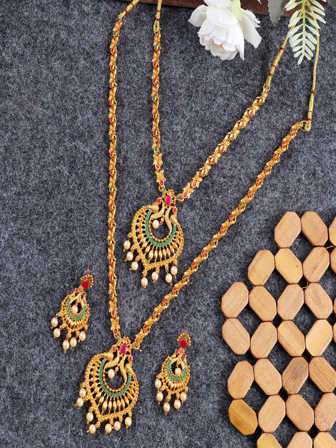 

UNIVERSITY TRENDZ Gold-Plated Stone Studded & Beaded Jewellery Set