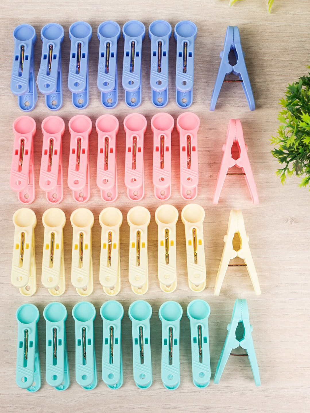 

MARKET99 32-Pcs Blue & Pink Cloth Clips