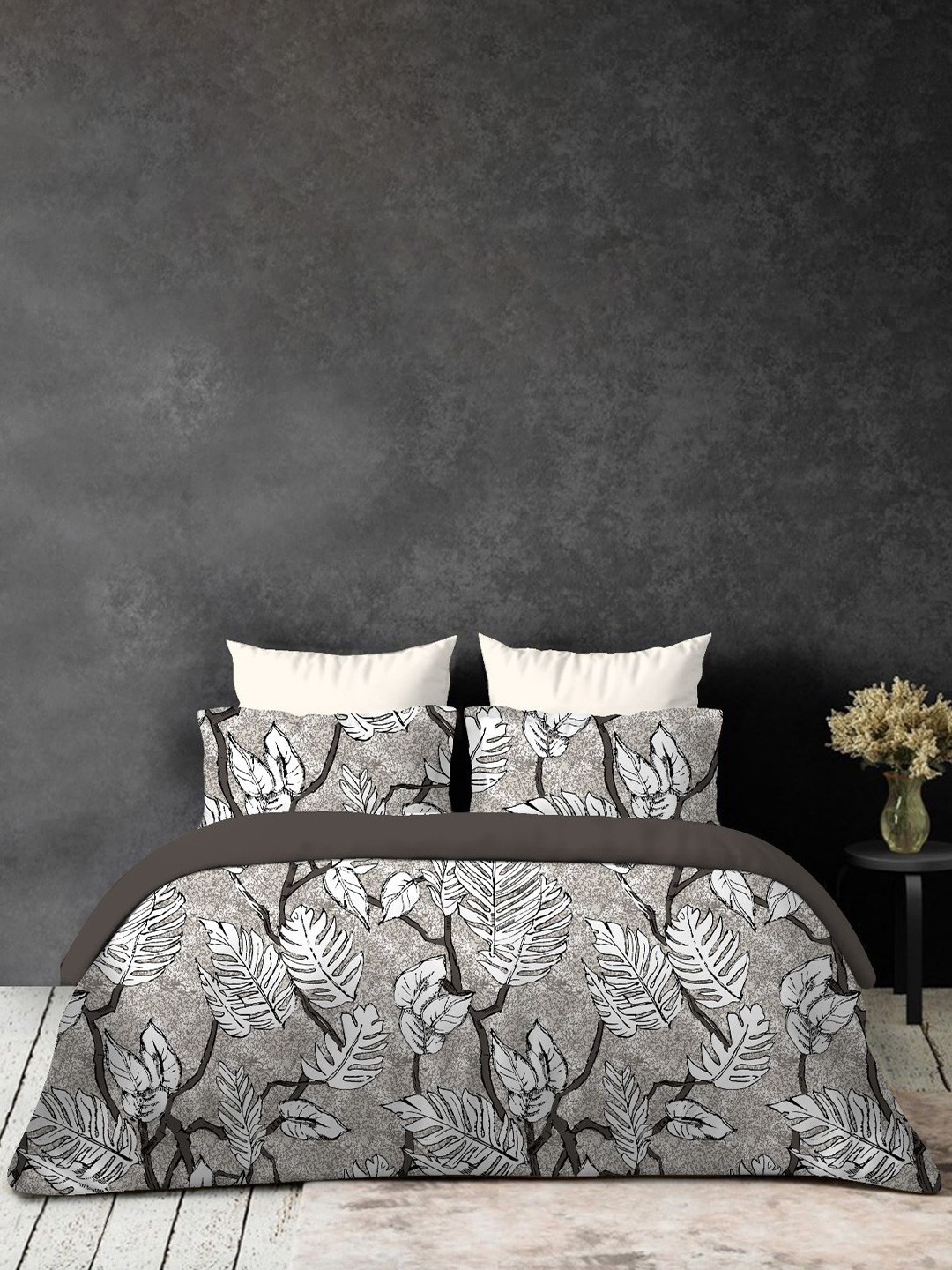 

Ariana Grey & White Tropical Super King Bedsheet with 2 Pillow Covers