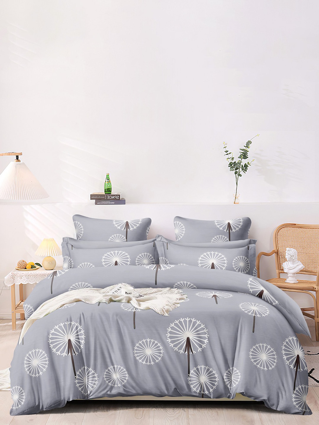 

Ariana Grey & White Floral Super King Bedsheet with 2 Pillow Covers