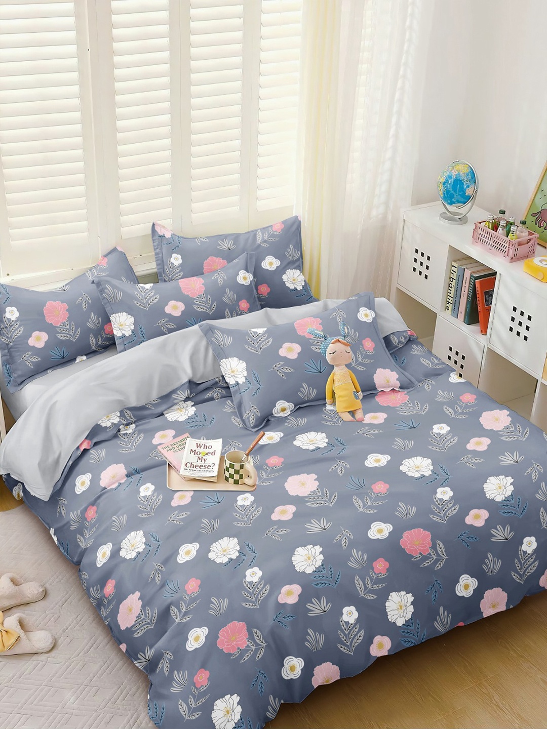 

Ariana Grey & White Floral Double Queen Bedsheet with 2 Pillow Covers
