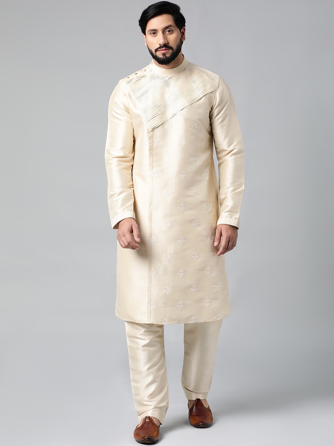 

TheEthnic.Co Ethnic Embroidered Mandarin Collar Regular Kurta With Pyjamas, Beige