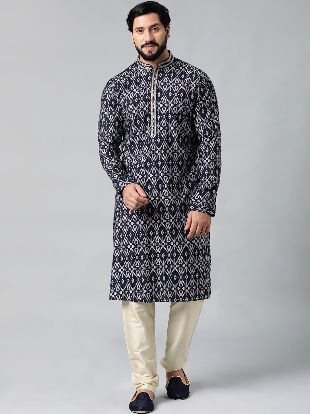 

TheEthnic.Co Ethnic Motifs Printed Mandarin Collar Regular Kurta With Trousers, Navy blue