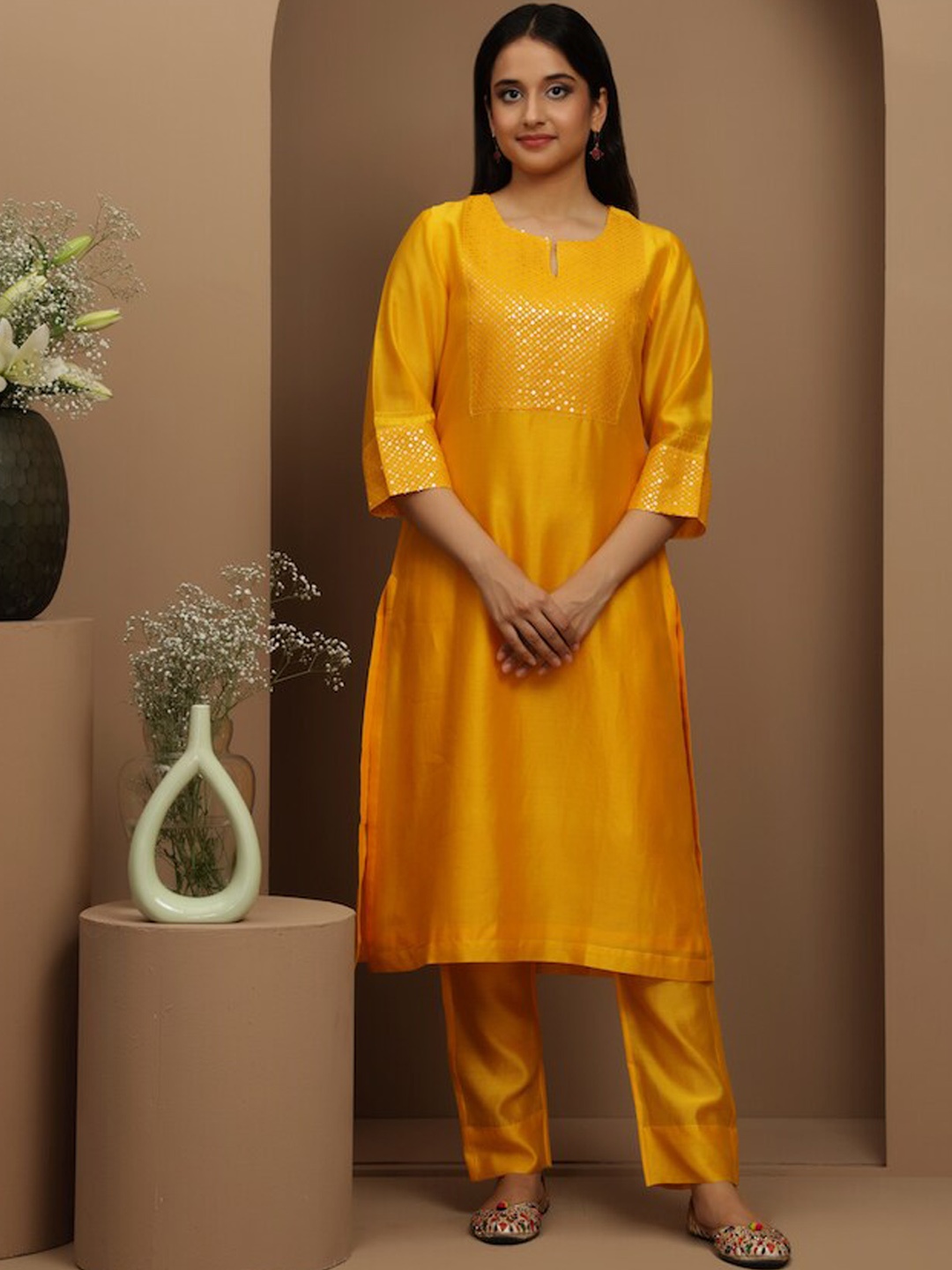 

SMRITI GUPTA Keyhole Neck Sequins Chanderi Silk Straight Kurta, Yellow