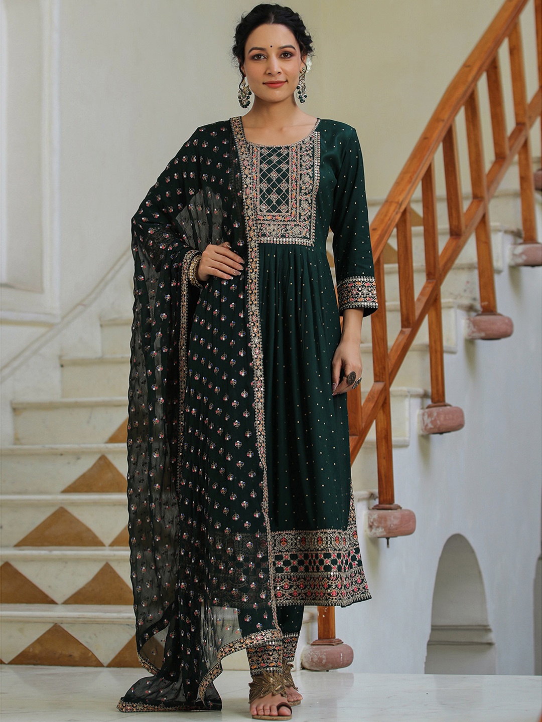 

Rangeelo Floral Embroidered Regular Kurta with Trousers & Dupatta, Green