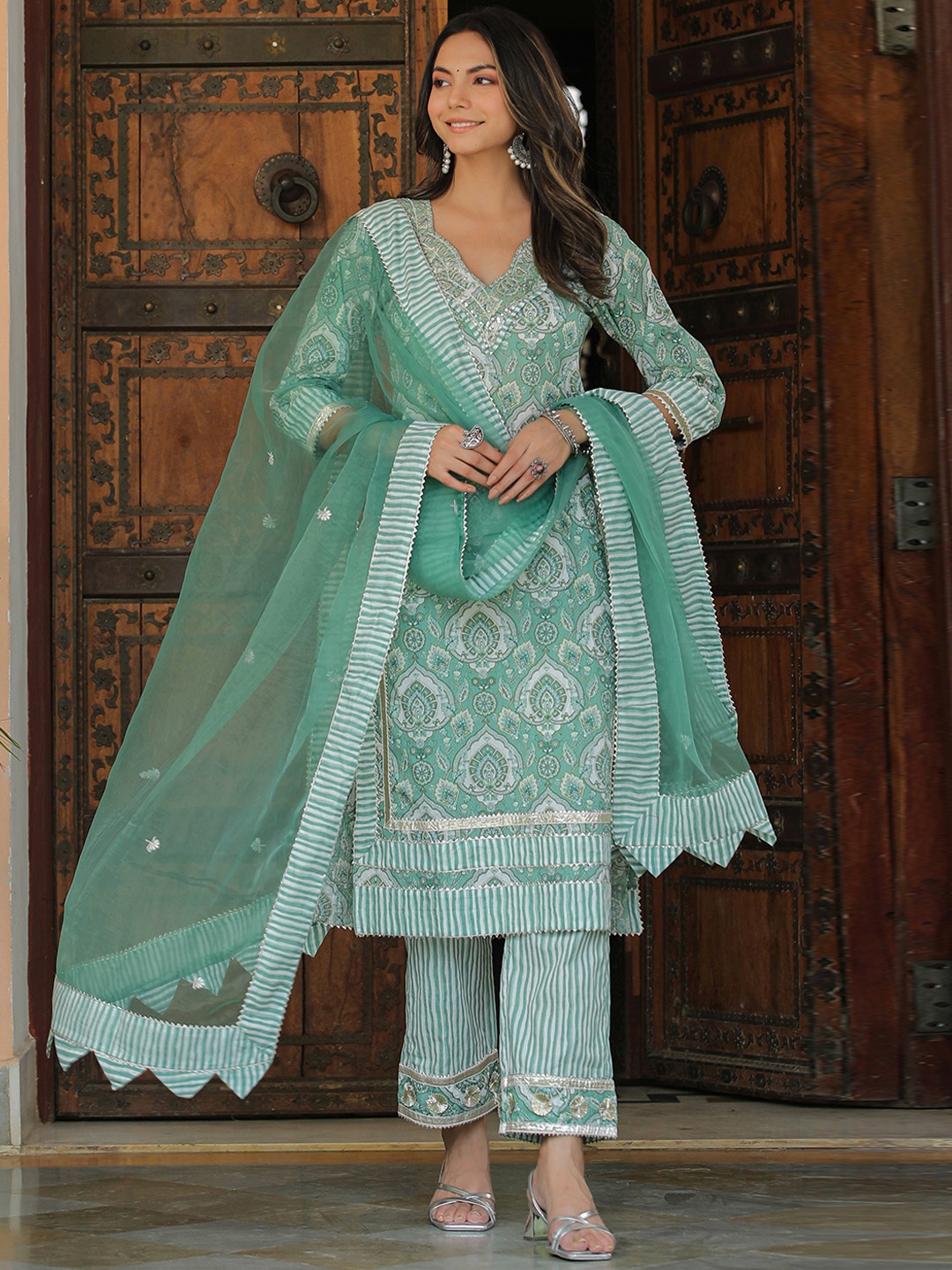 

Rangeelo Ethnic Motifs Printed Regular Straight Kurta & Trousers With Dupatta, Green