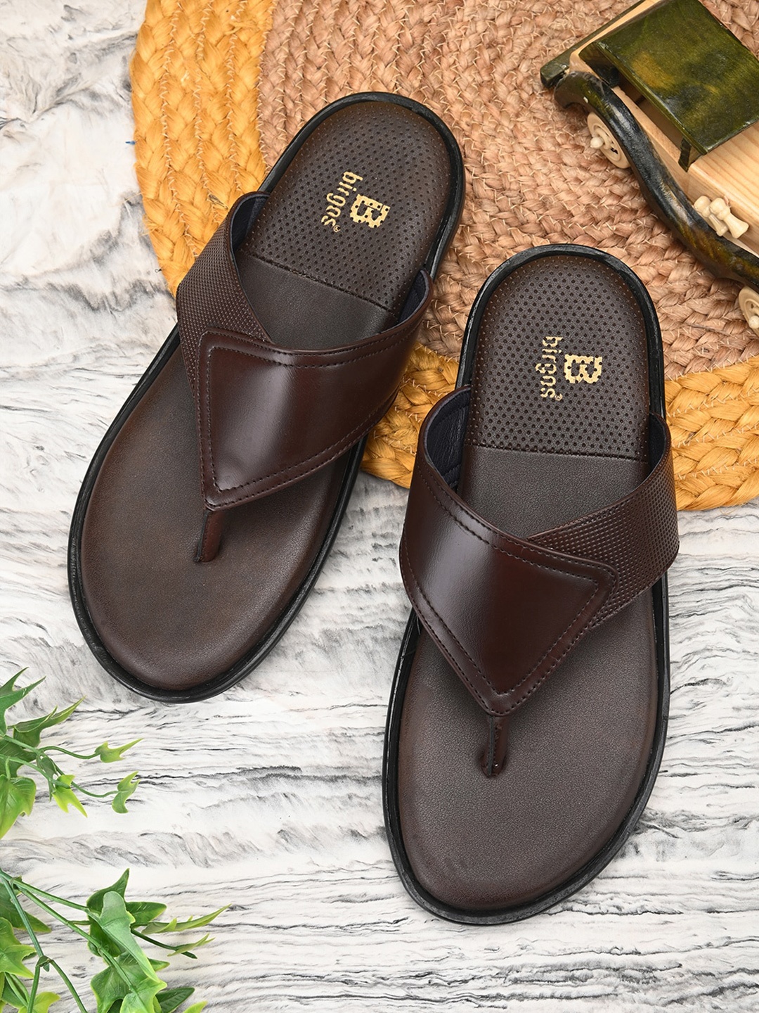 

birgos Men Textured Comfort Sandals, Brown