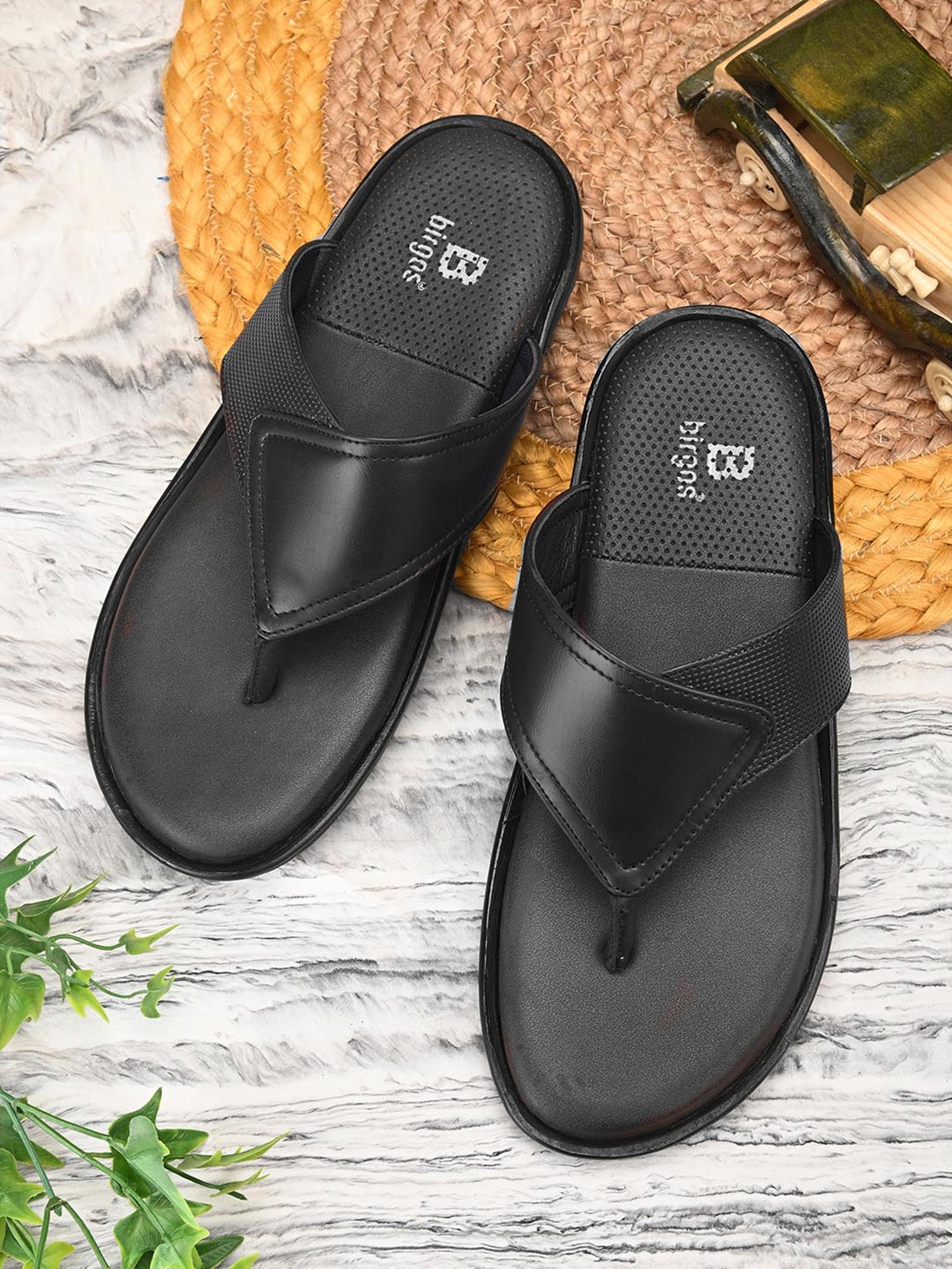 

birgos Men Textured Comfort Sandals, Black