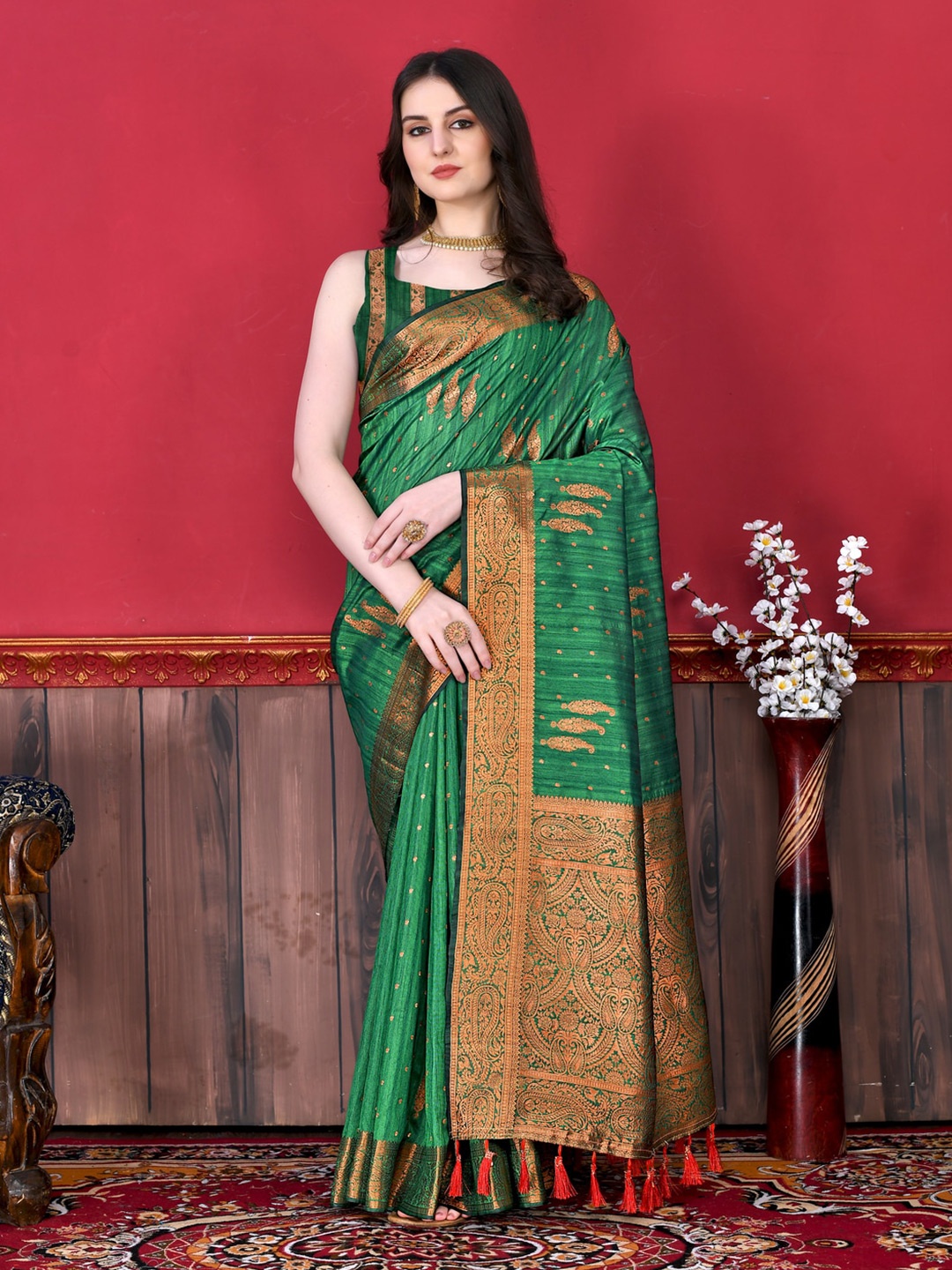 

MOKSHA DESIGNS Green & Gold-Toned Woven Design Zari Pure Silk Banarasi Saree