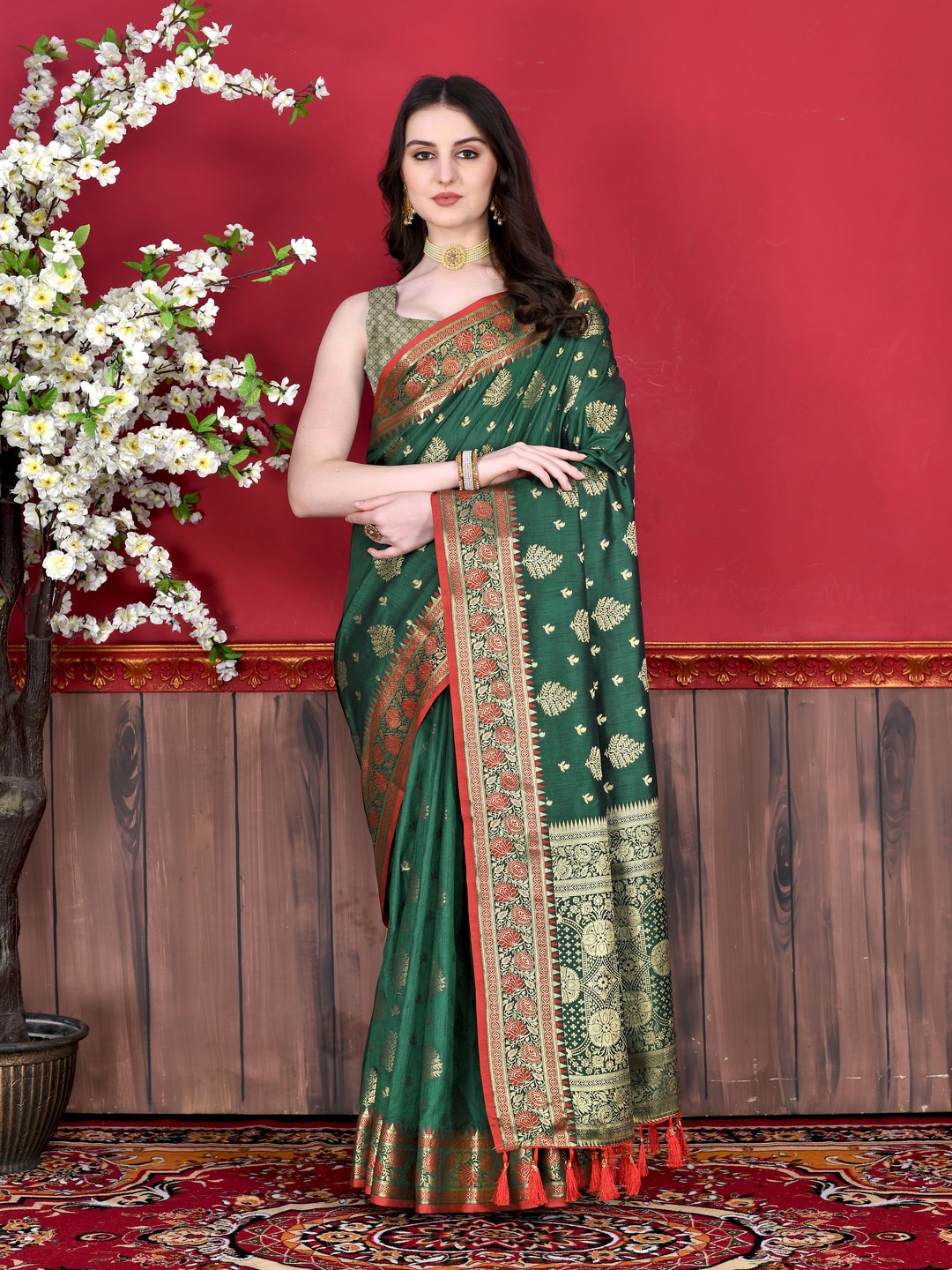 

MOKSHA DESIGNS Ethnic Motifs Woven Design Zari Pure Silk Banarasi Saree, Green