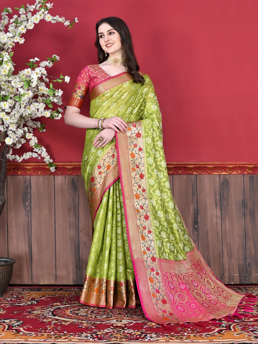 

MOKSHA DESIGNS Floral Woven Design Zari Pure Silk Banarasi Saree, Green