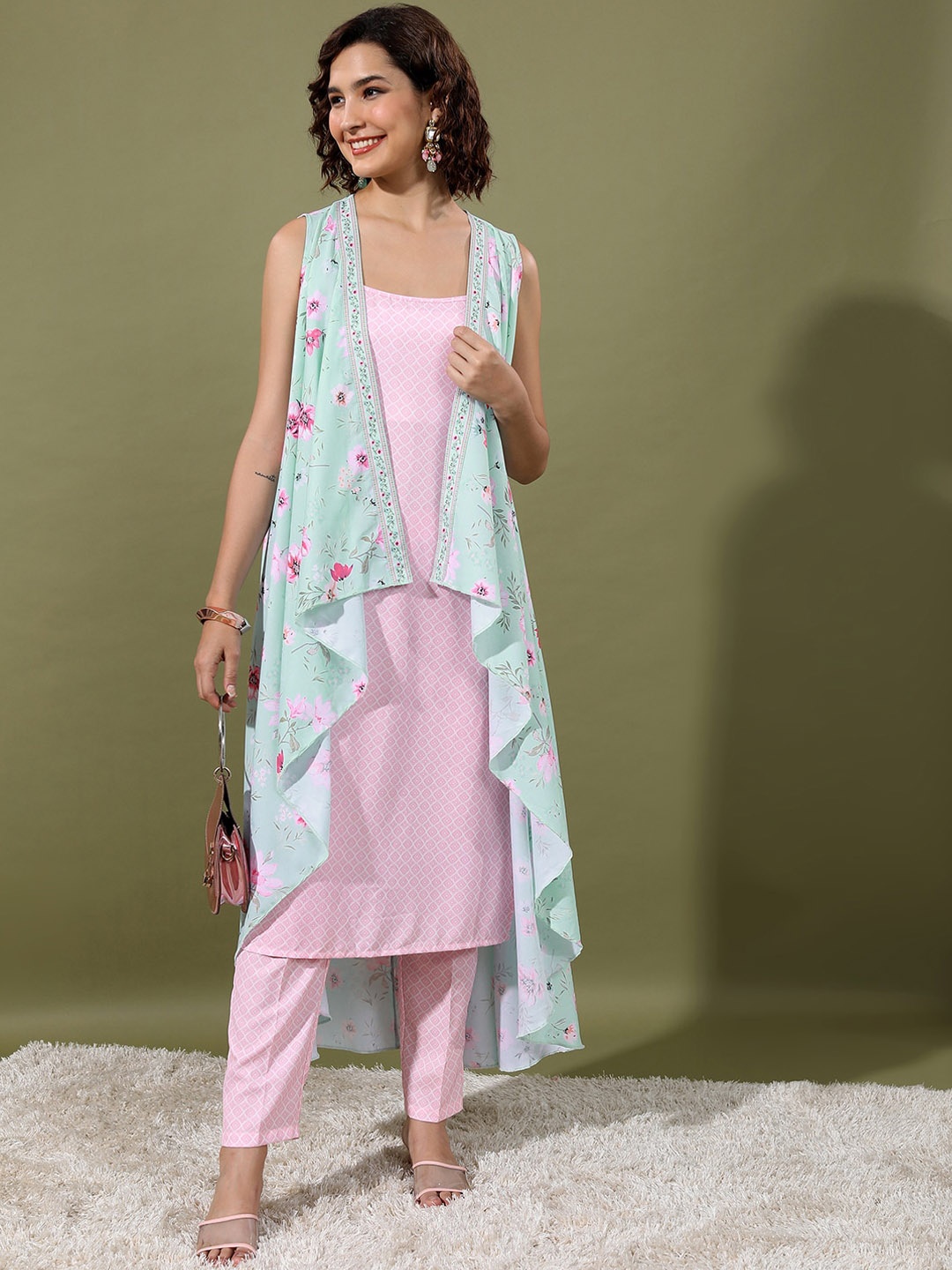 

Vishudh Pink & White Ethnic Motifs Printed Regular Kurta With Trousers & Jacket