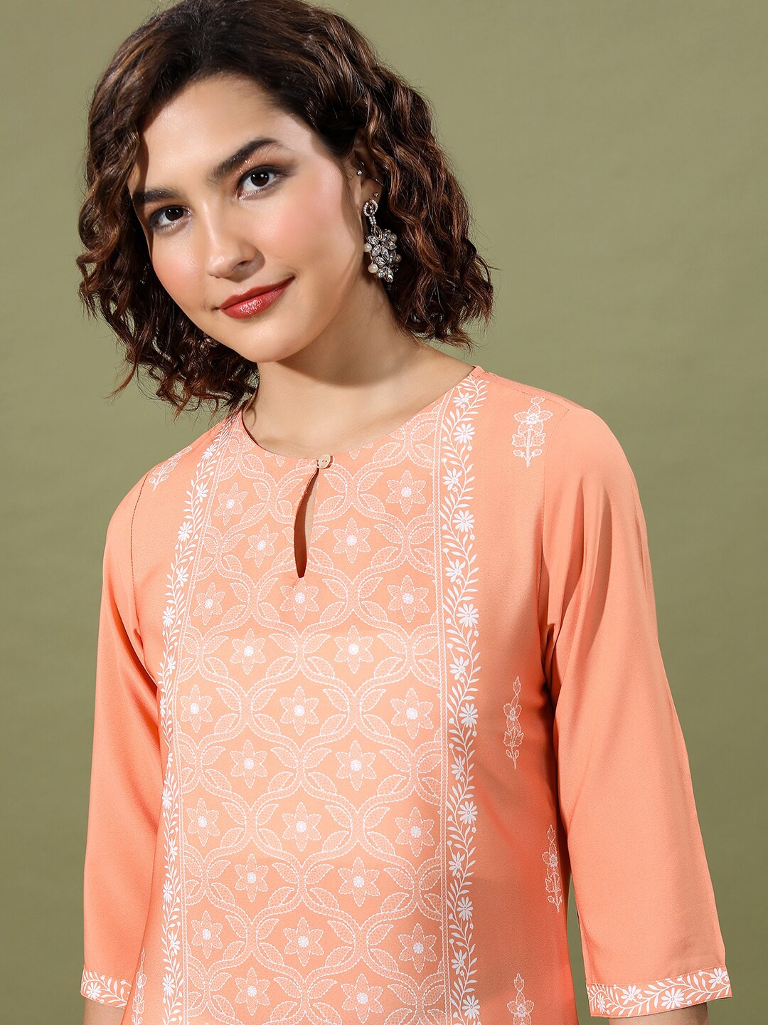 

Vishudh Ethnic Motifs Keyhole Neck Thread Work Kurta, Peach
