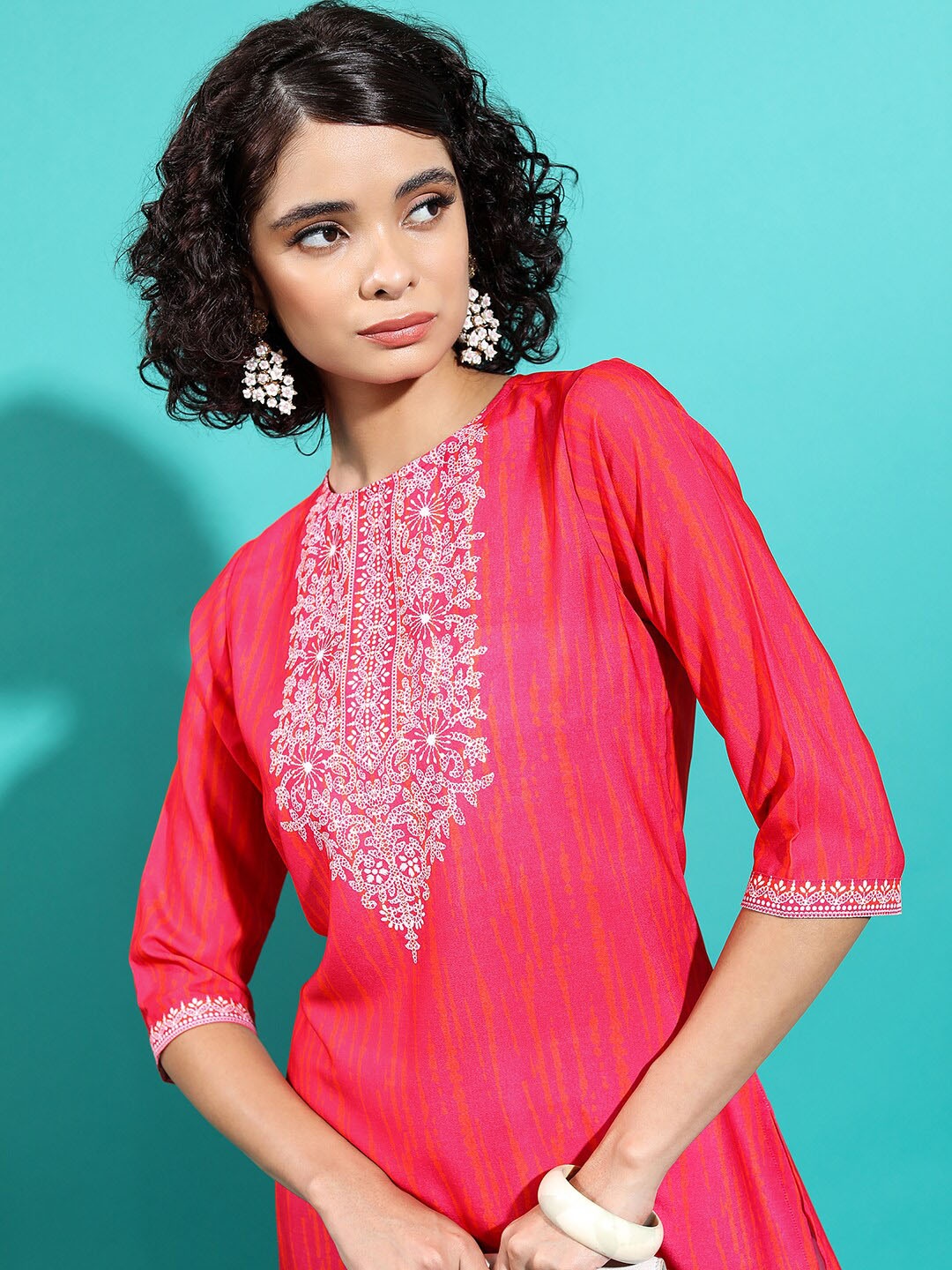 

Vishudh Women Red Geometric Yoke Design Thread Work Kurta