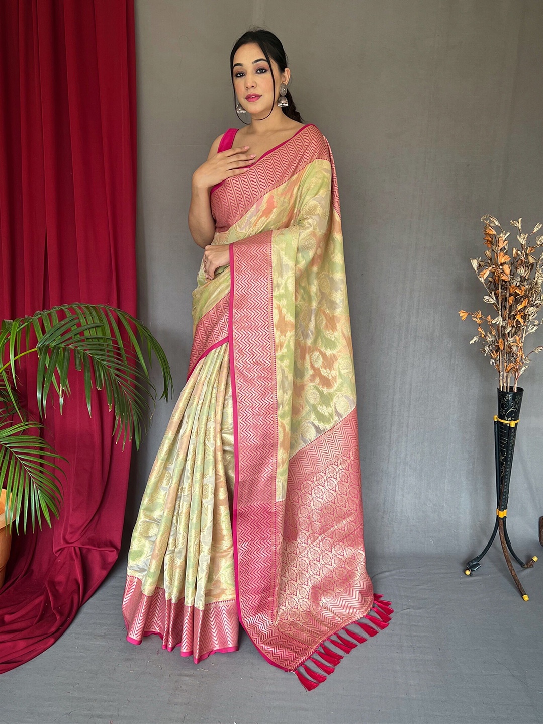 

Munir Floral Woven Design Zari Tissue Saree, Yellow