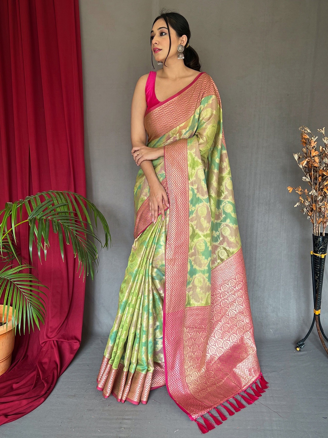 

Munir Floral Woven Design Zari Tissue Saree, Green