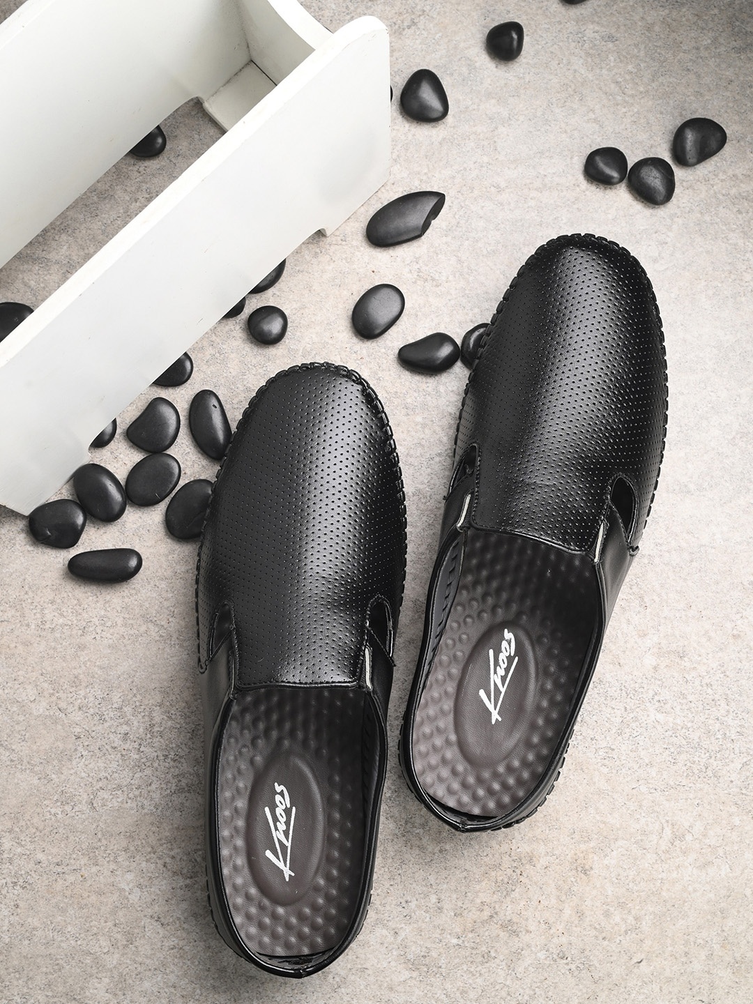 

knoos Men Perforations Lightweight Basics Clogs, Black