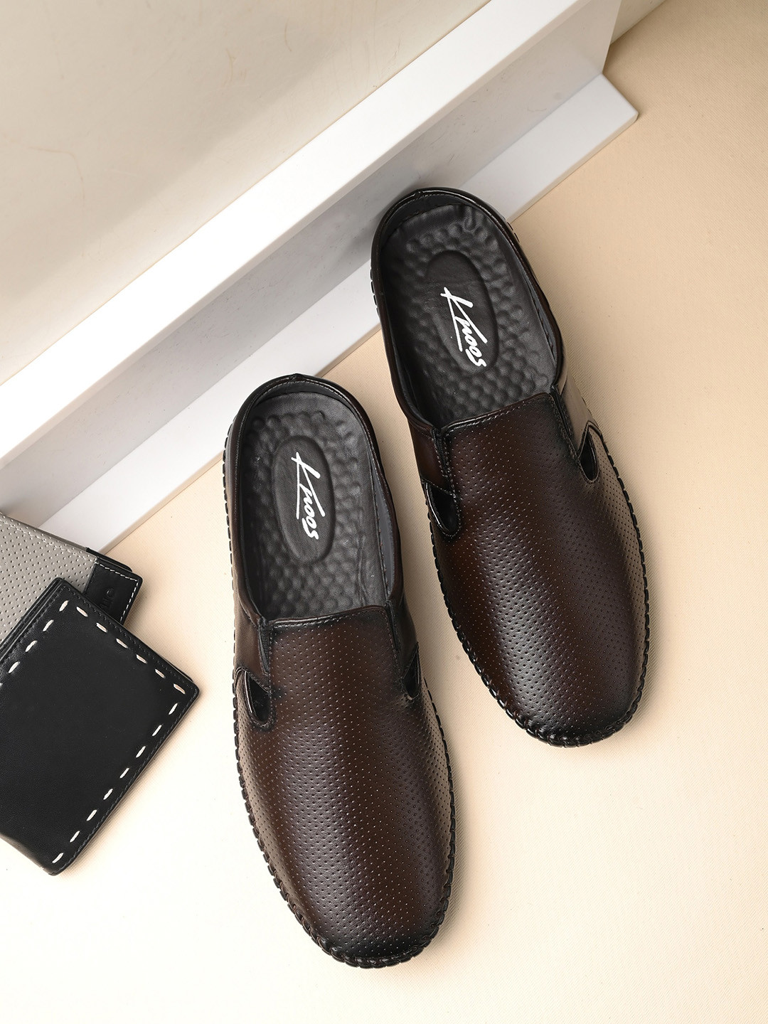 

knoos Men Perforations Lightweight Comfort Insole Basics Clogs, Coffee brown
