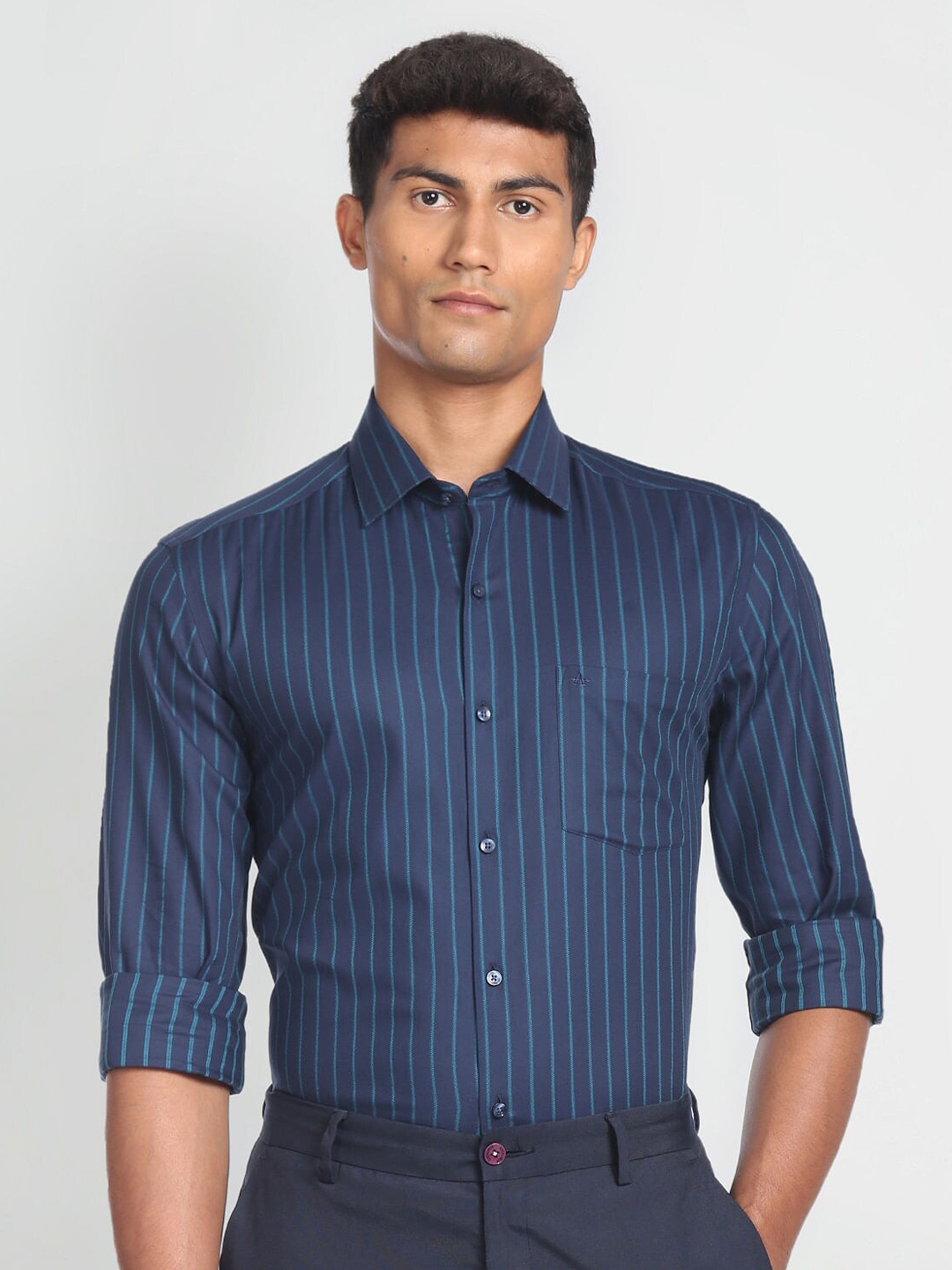 

Arrow Slim Fit Vertical Striped Spread Collar Chest Pocket Twill Pure Cotton Formal Shirt, Navy blue