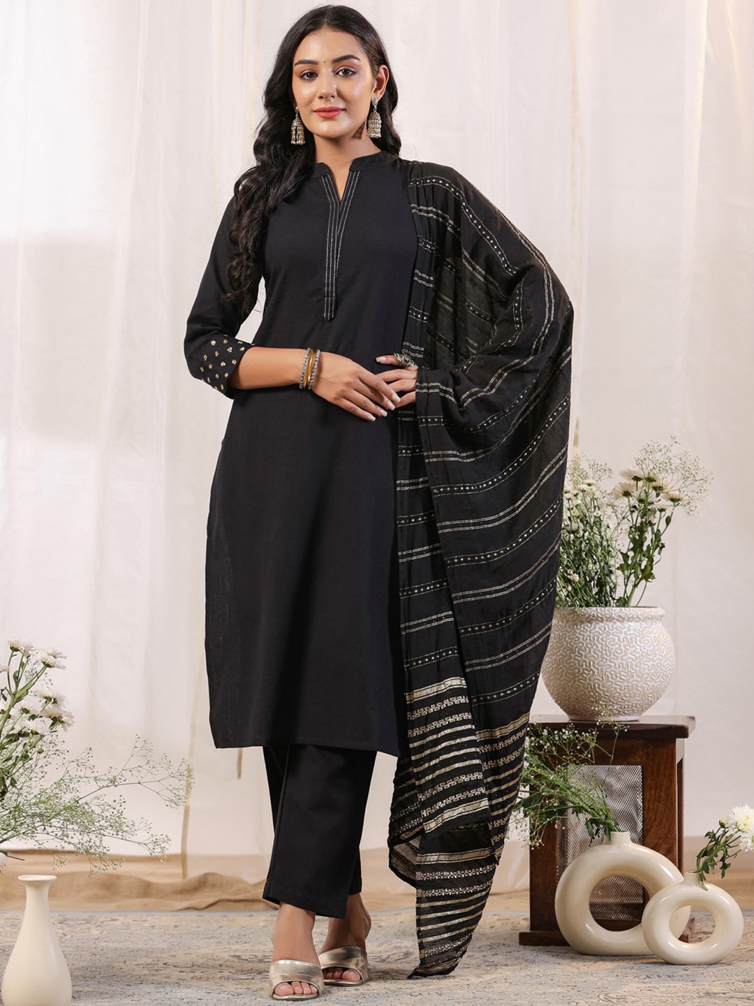 Anubhutee Mandarin Collar Regular Zari Kurta With Trousers 