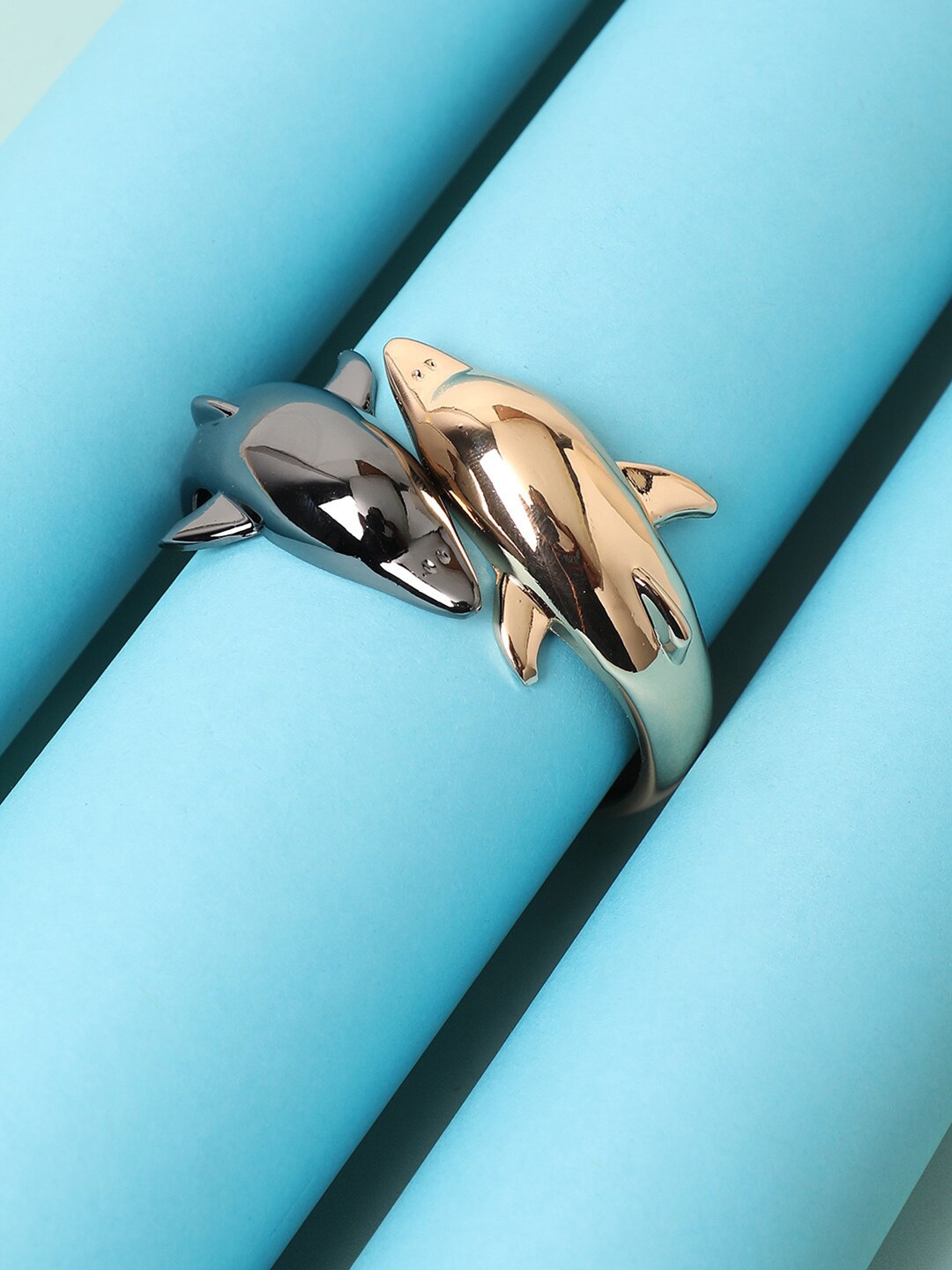 

SOHI Gold Plated Contrast Whale Cuff Bracelet