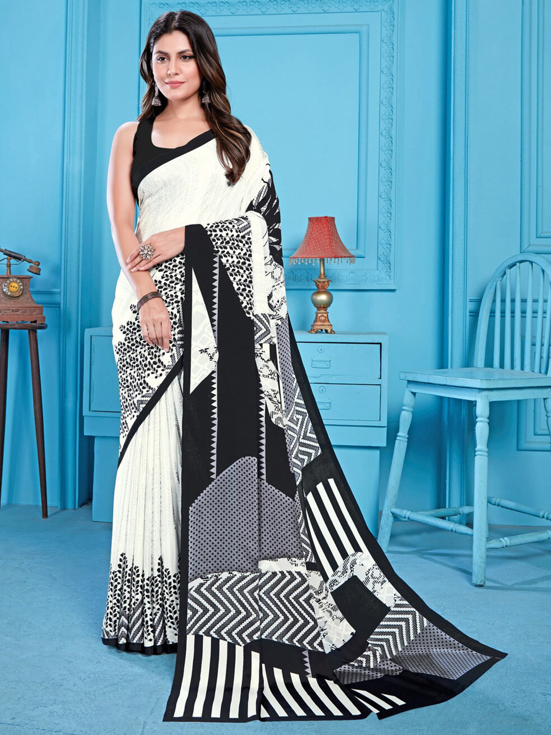 

GAJARAI Geometric Printed Saree, White