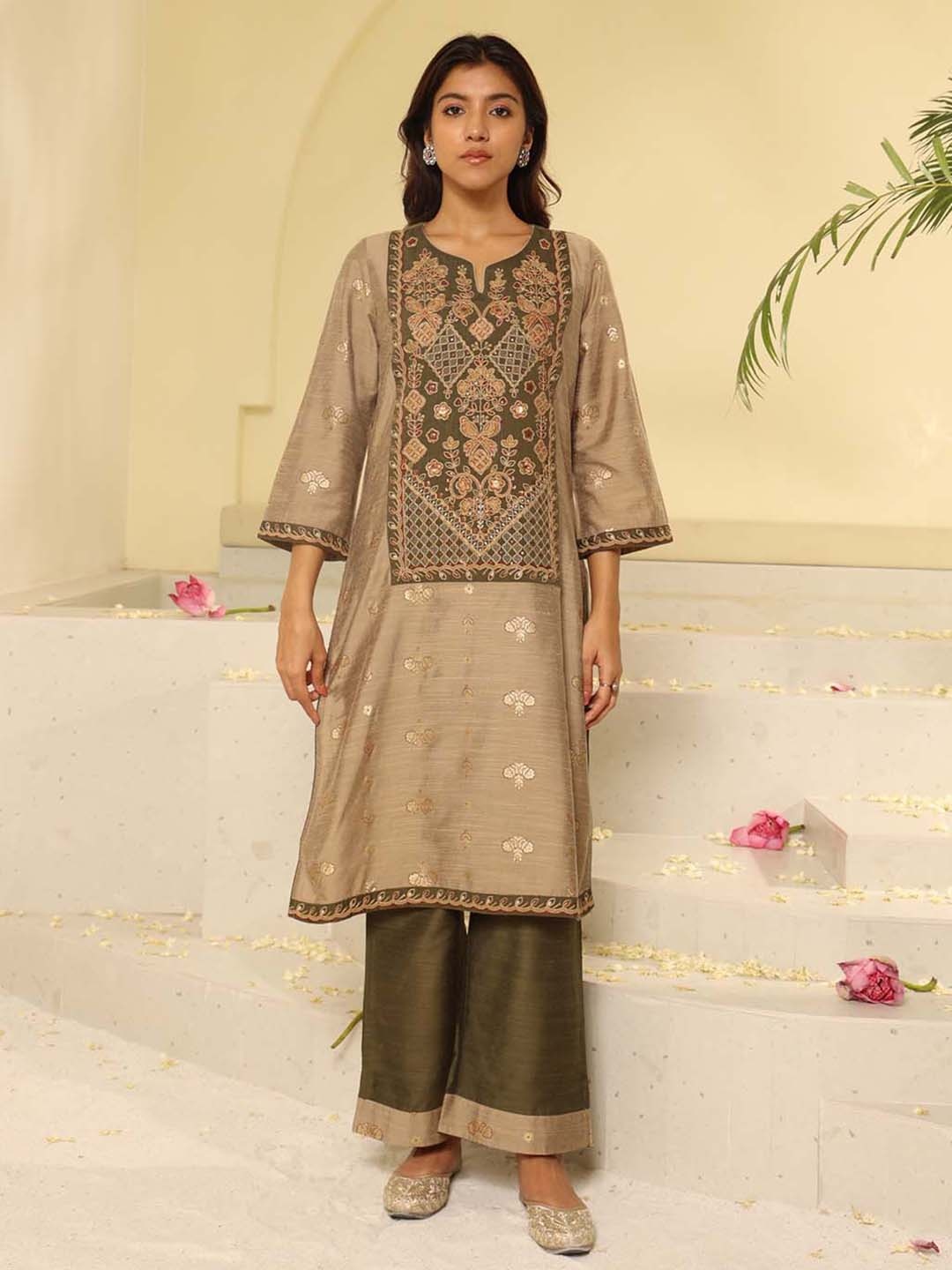 

Lakshita Ethnic Motifs Embroidered Panelled Kurta with Trousers, Green