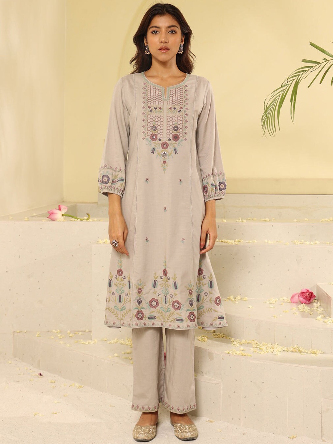 

Lakshita Ethnic Motifs Embroidered Panelled Sequinned Kurta with Trousers, Grey