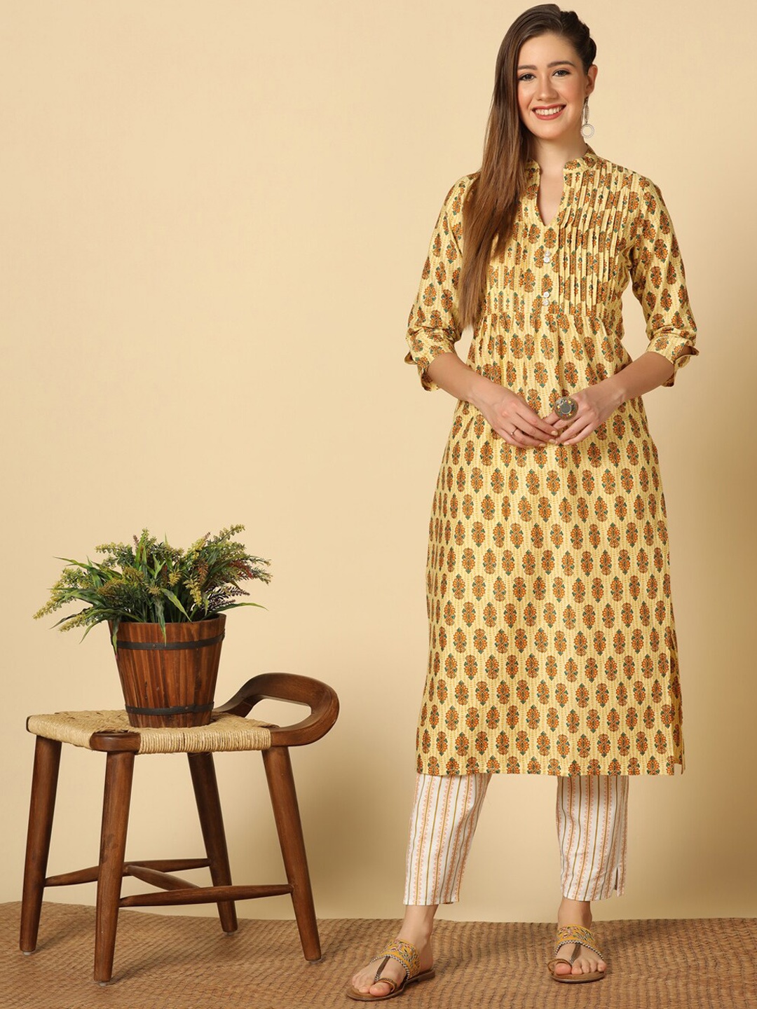 

FASHION DREAM Floral Printed Mandarin Collar Straight Kurta & Trousers, Yellow