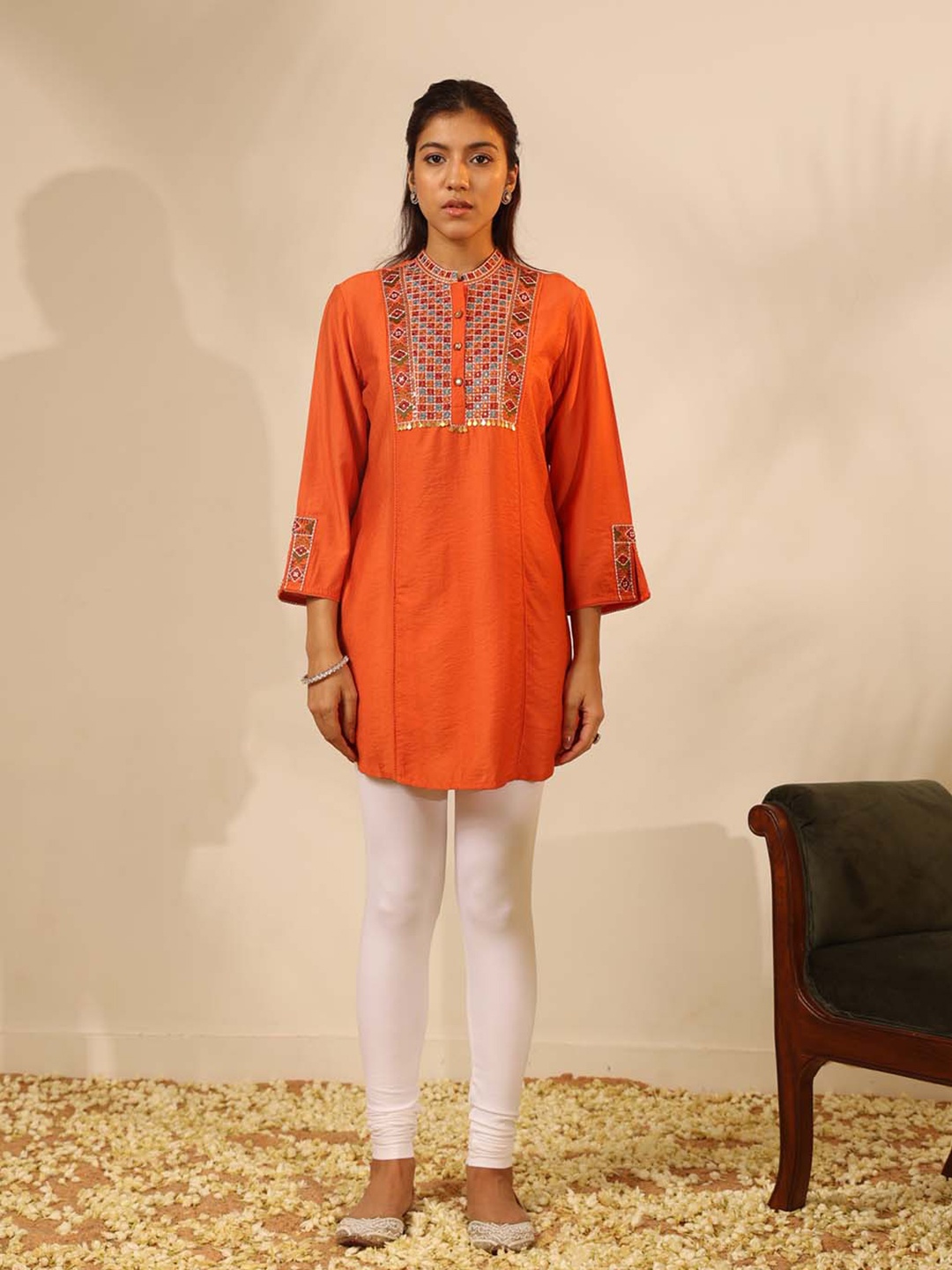 

Lakshita Embroidered Straight Kurti, Orange