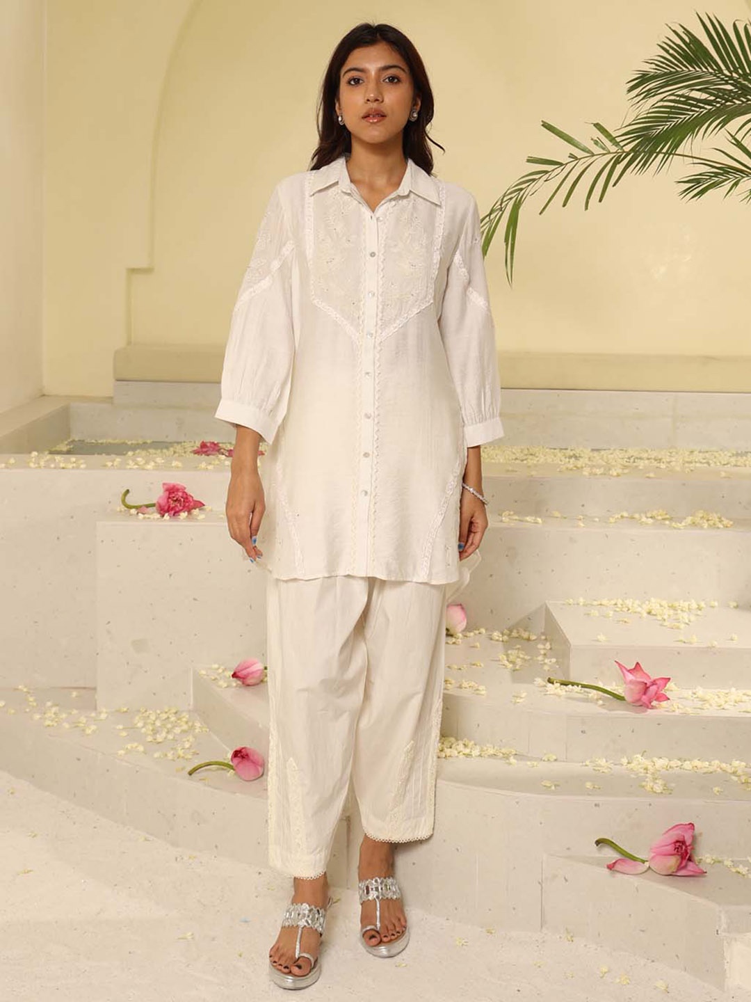 

Lakshita Embroidered Straight Kurti, Off white