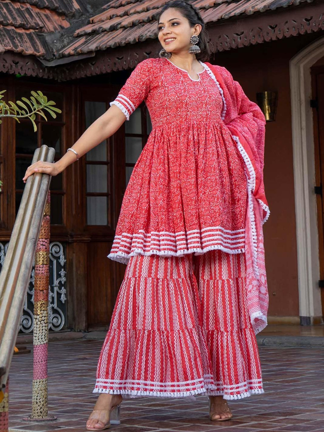 

WEAVLLITE Floral Printed Regular Pure Cotton Kurta With Sharara & Dupatta, Red