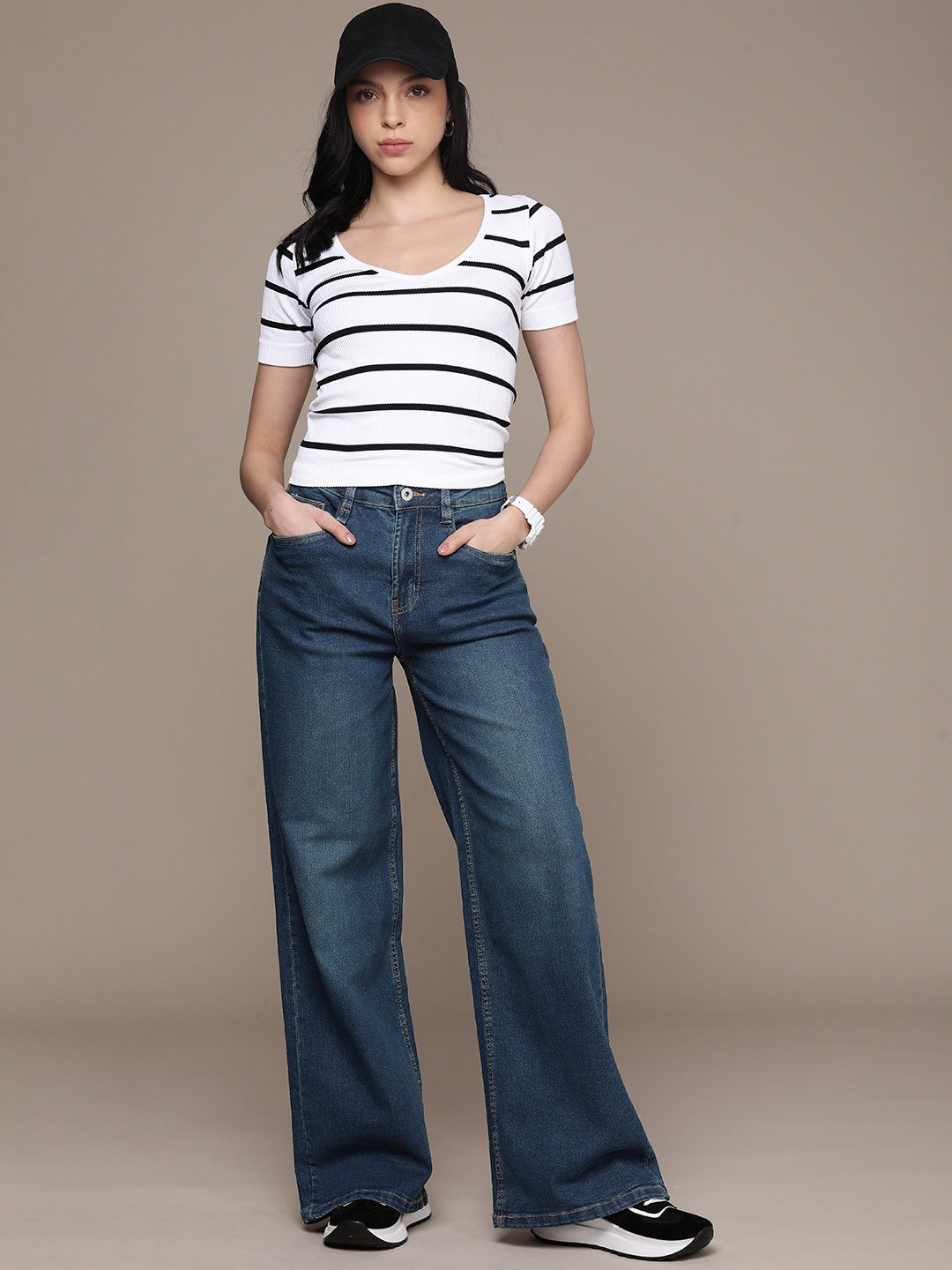 

The Roadster Lifestyle Co. Women Wide Leg Light Fade Stretchable Jeans, Navy blue
