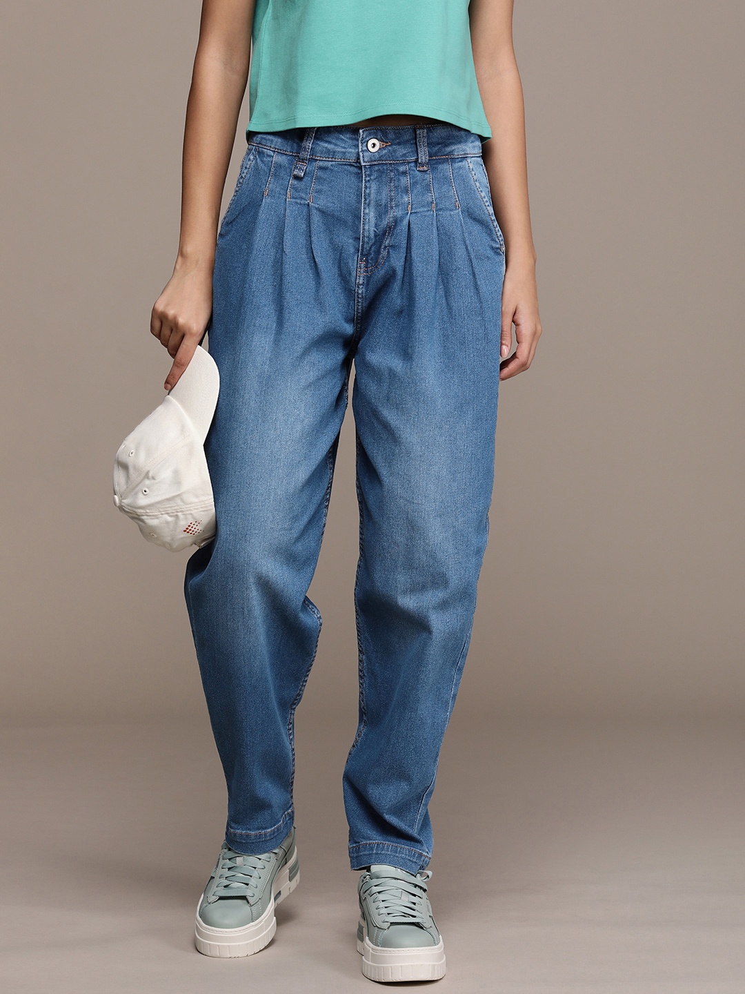 

The Roadster Life Co. Women Slouchy Fit Pleated Light Fade Jeans, Blue
