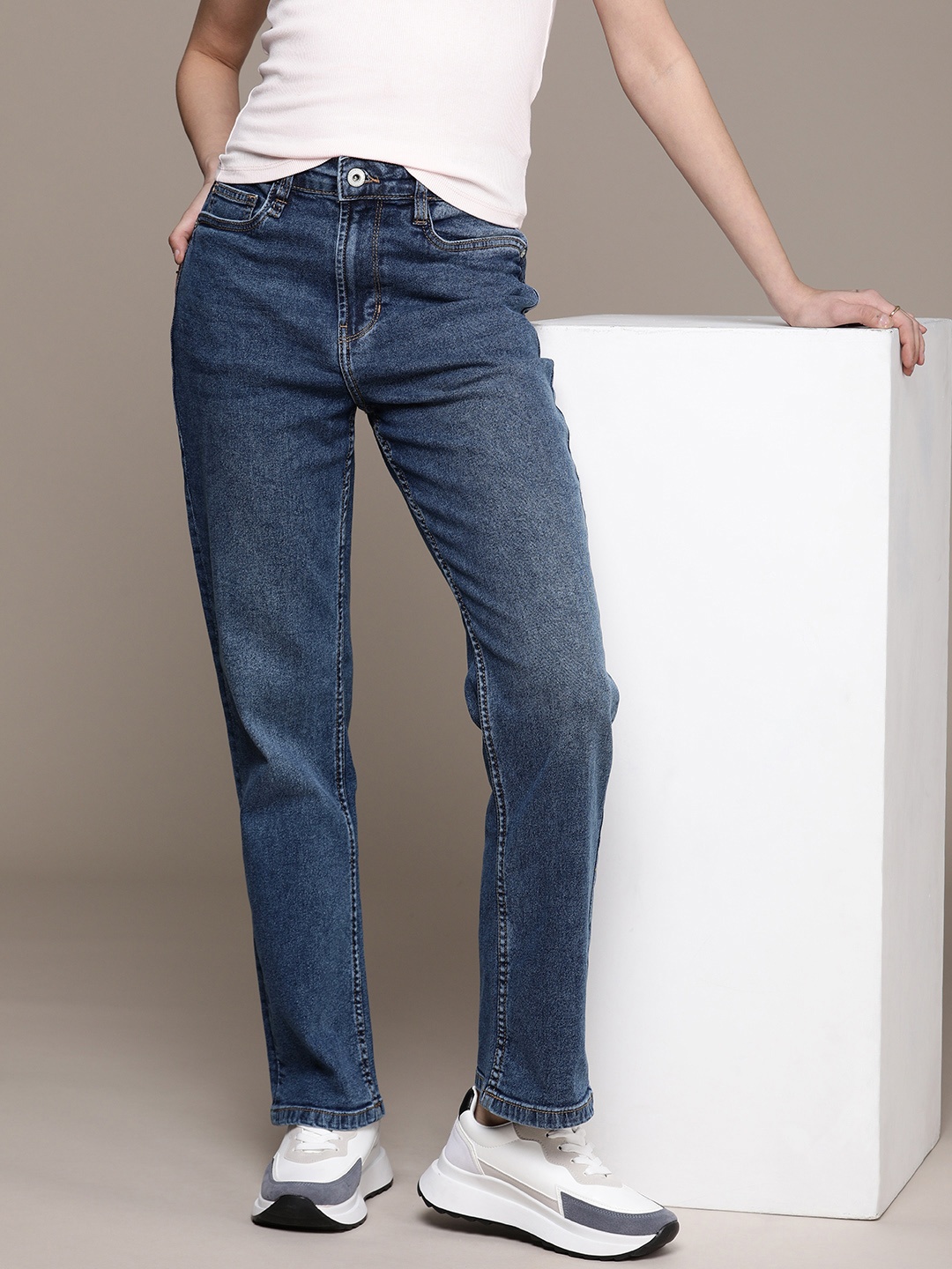 

The Roadster Life Co. Women Straight Fit Stretchable Jeans, Blue