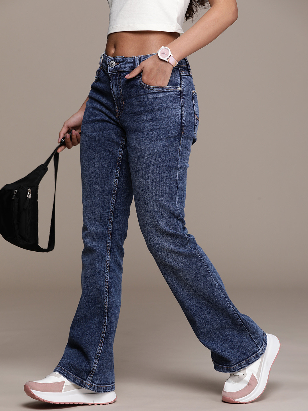 

The Roadster Lifestyle Co. Women Skinny Flared Fit Light Fade Stretchable Jeans, Navy blue