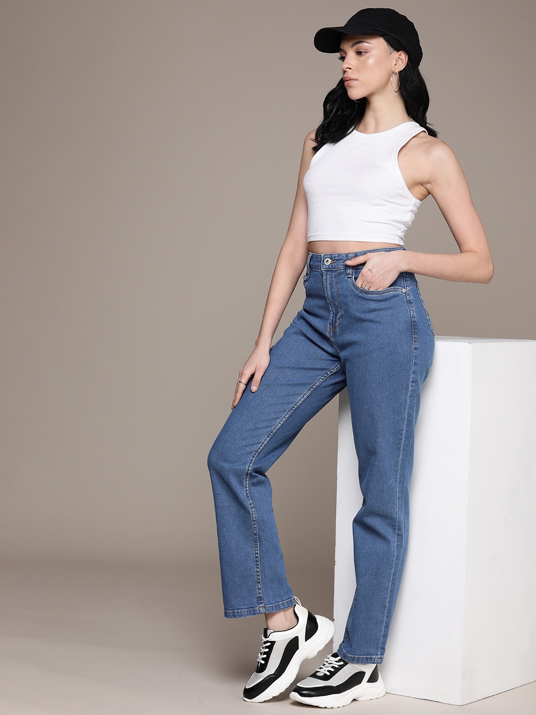

The Roadster Life Co. Women Straight Fit Light Fade Stretchable Jeans, Blue