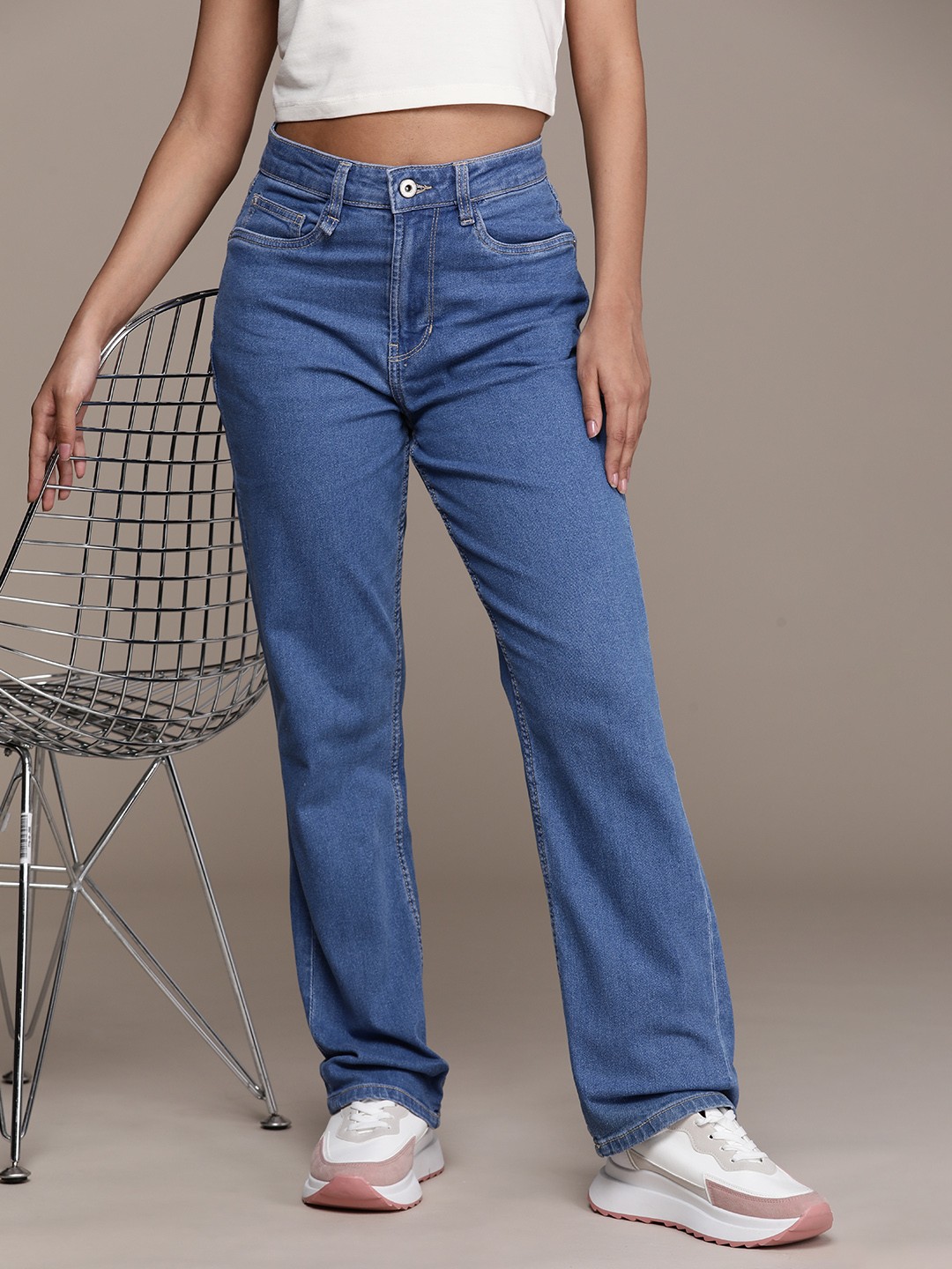 

The Roadster Life Co. Women Mid Rise Straight Fit Light Fade Stretchable Jeans, Blue