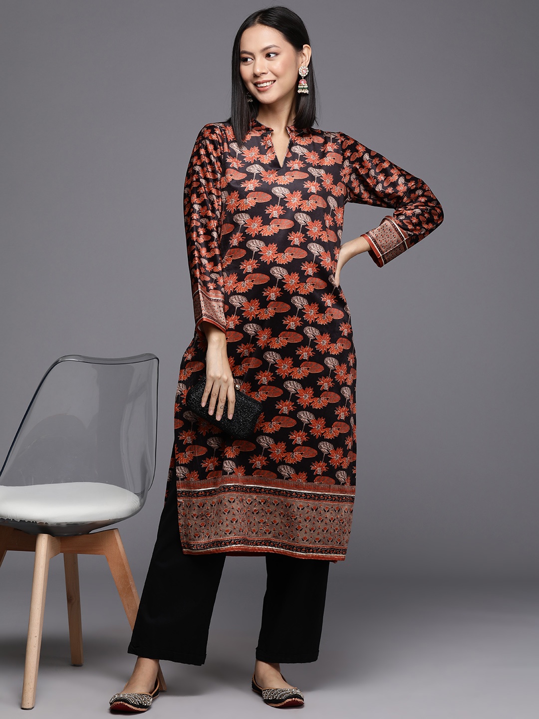 

Ahalyaa Women Floral Printed Gotta Patti Velvet Kurta, Black